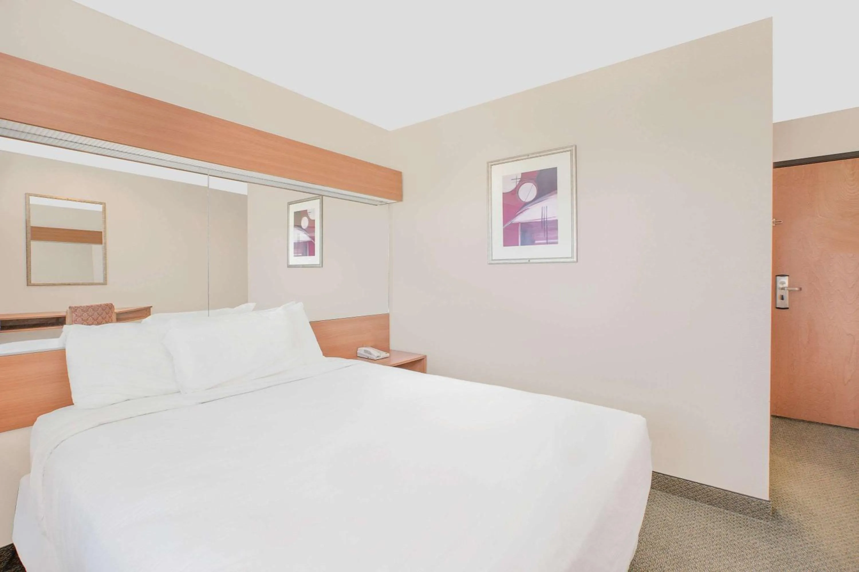 Queen Room - Non-Smoking in Microtel Inn & Suites by Wyndham Colfax