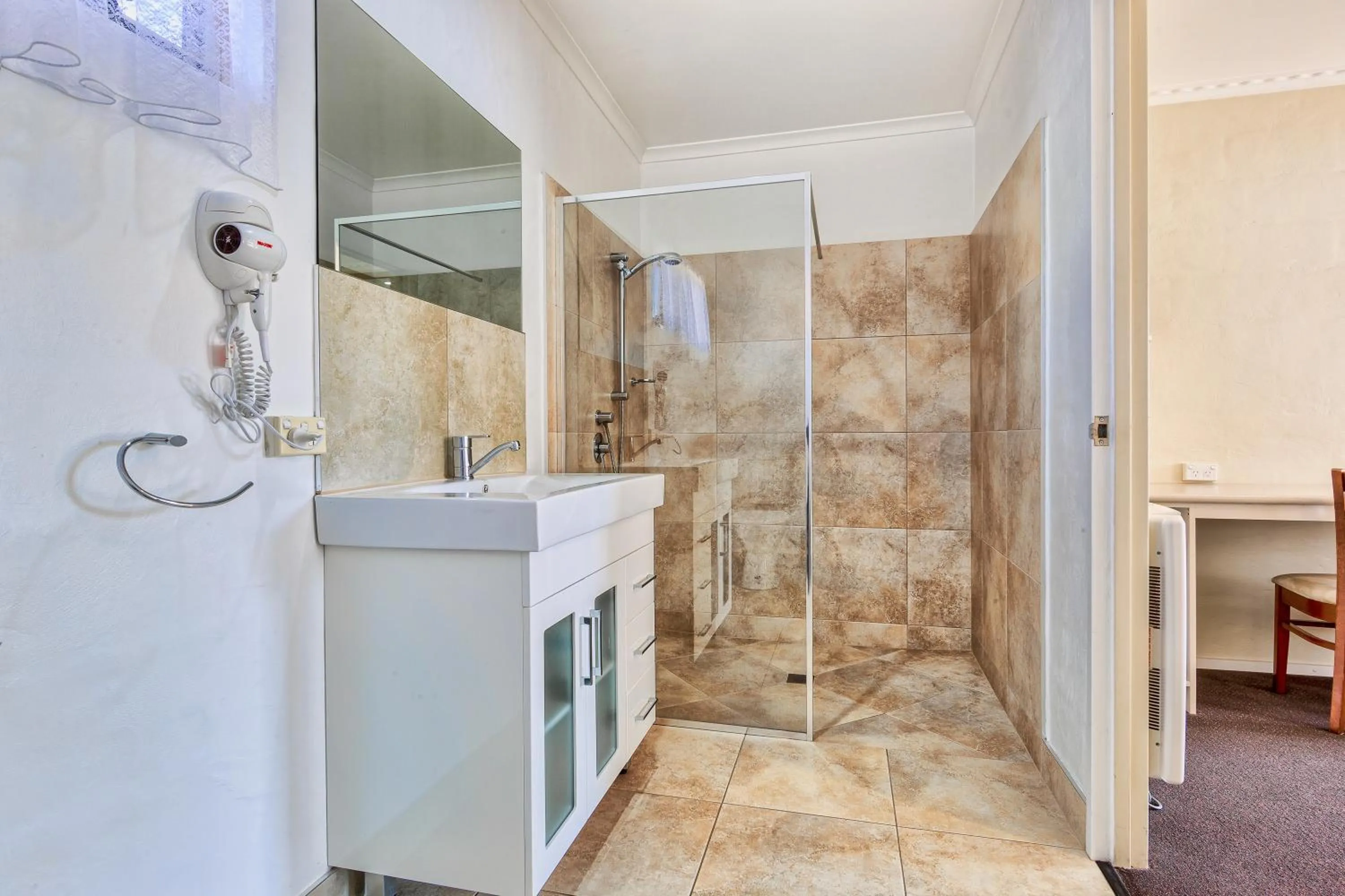 Standard Twin Room in Wintersun Gardens Motel