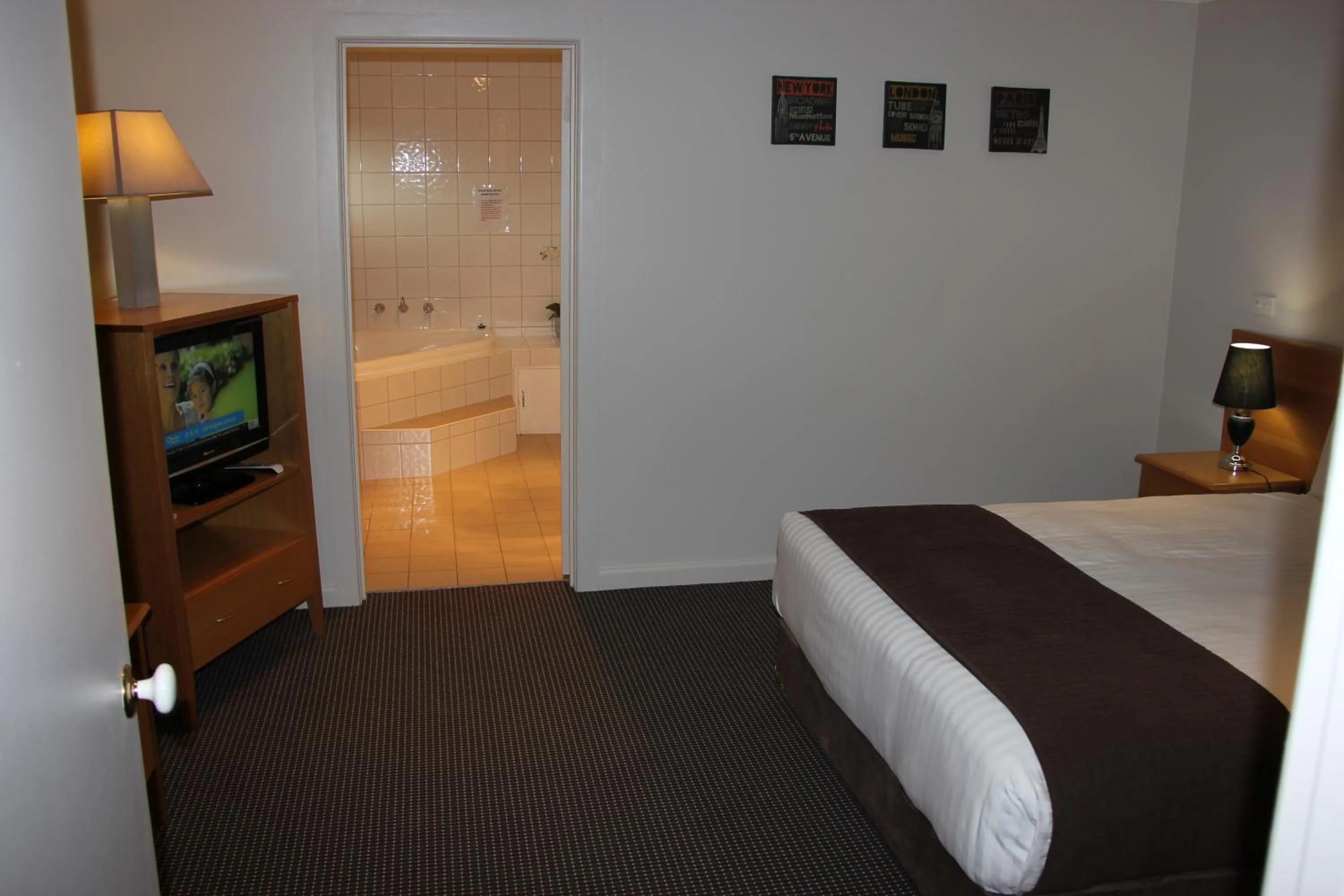 Executive Suite with Spa Bath in Sunshine Motor Inn