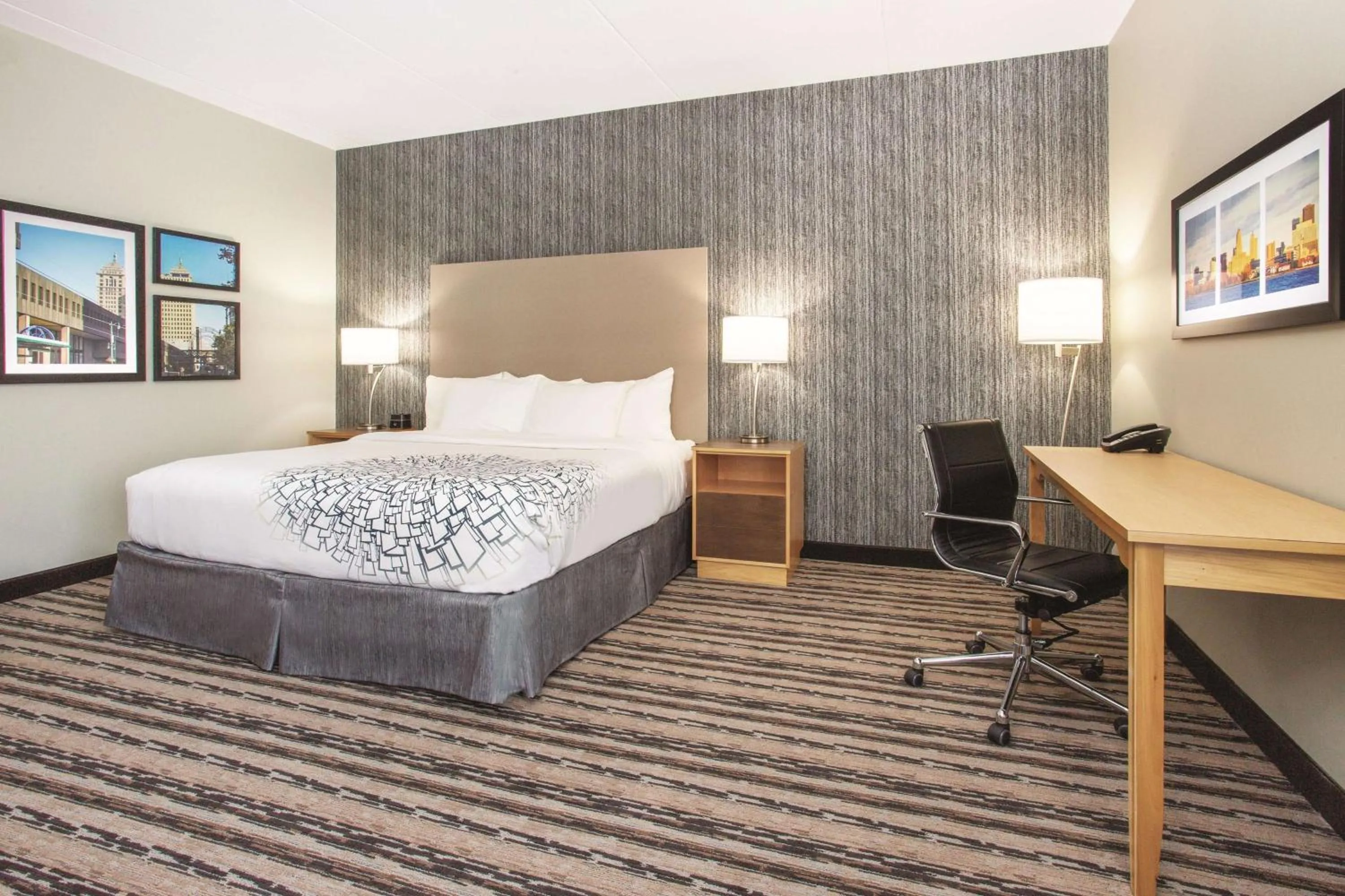 King Room with Roll-In Shower - Mobility/Hearing Accessible - Non-Smoking in La Quinta by Wyndham Buffalo Amherst