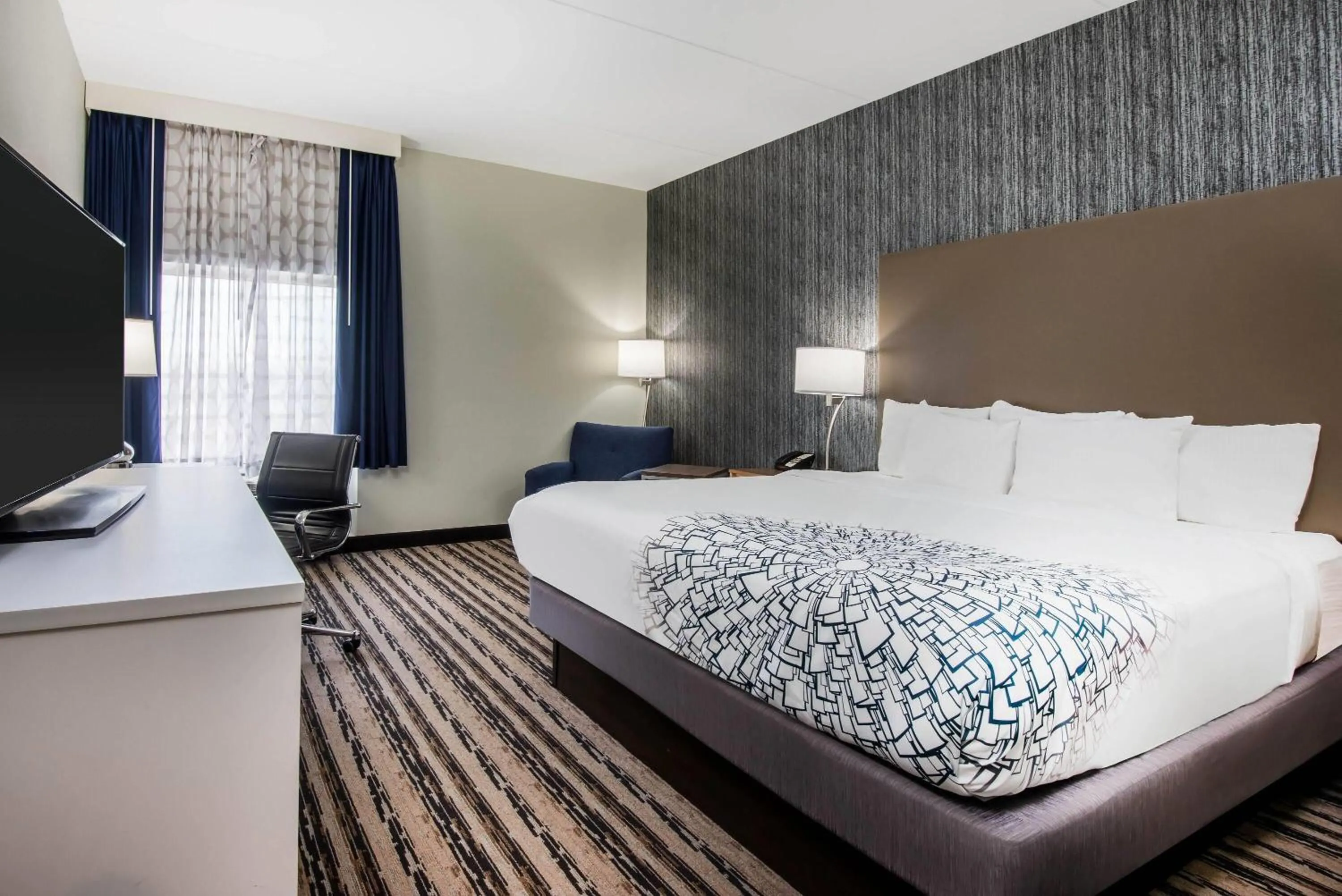 1 King Bed, Deluxe Mobility/Hearing Accessible Room, Tub w/Grab Bars, Non-Smoking in La Quinta by Wyndham Buffalo Amherst