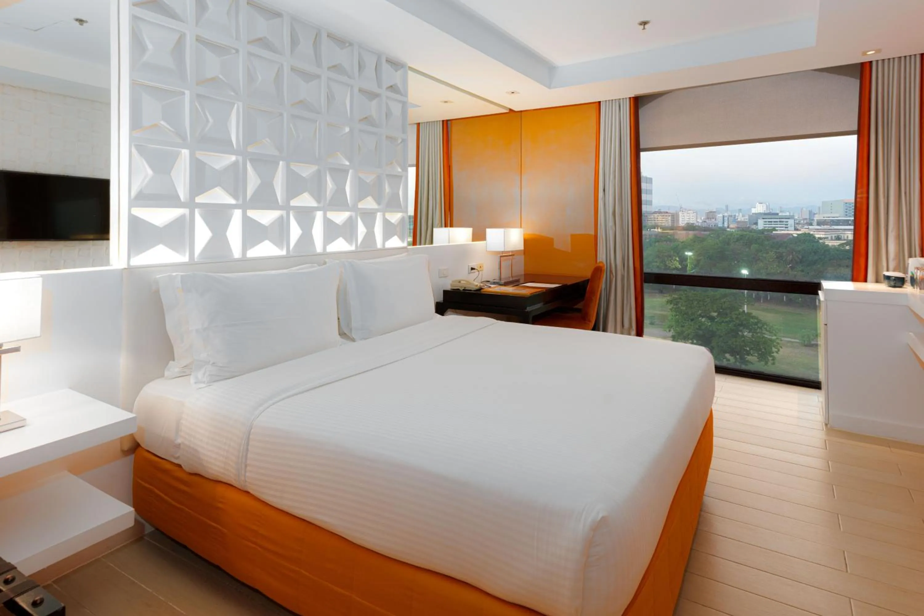 Deluxe King Room in The Bayleaf Intramuros