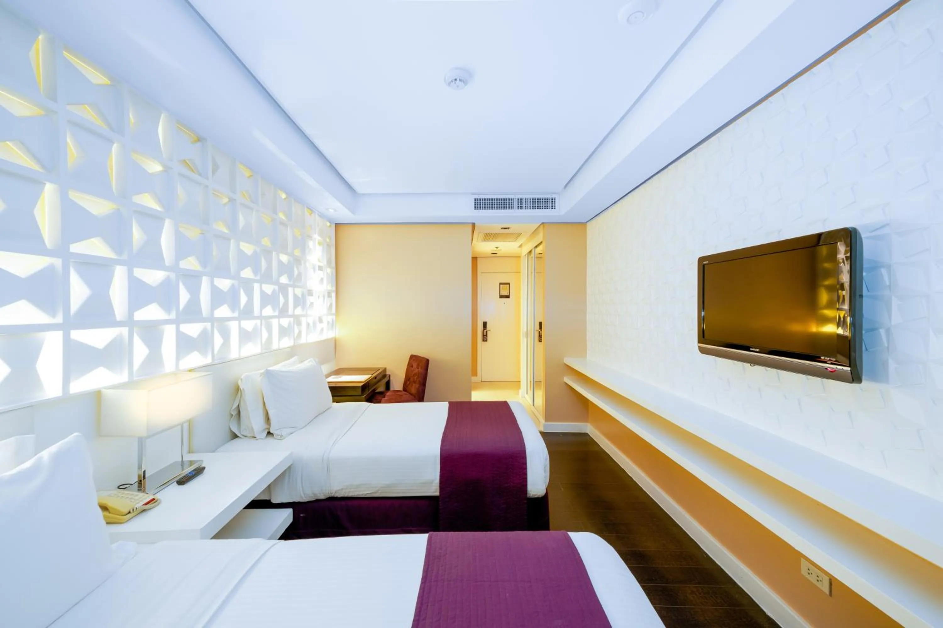 Superior Twin Room - No Window in The Bayleaf Intramuros