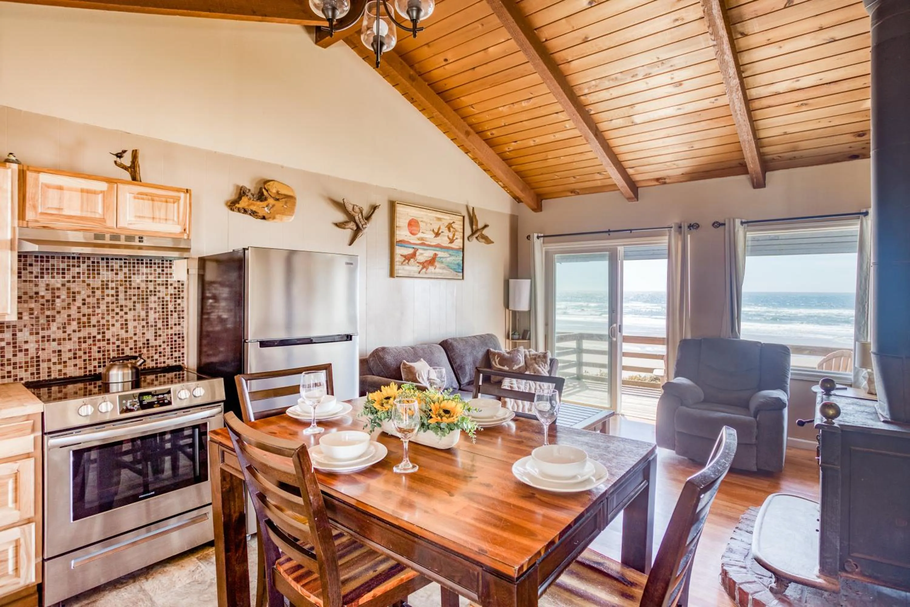 Hunting Lodge - King Suite with Kitchen in Moolack Shores Inn