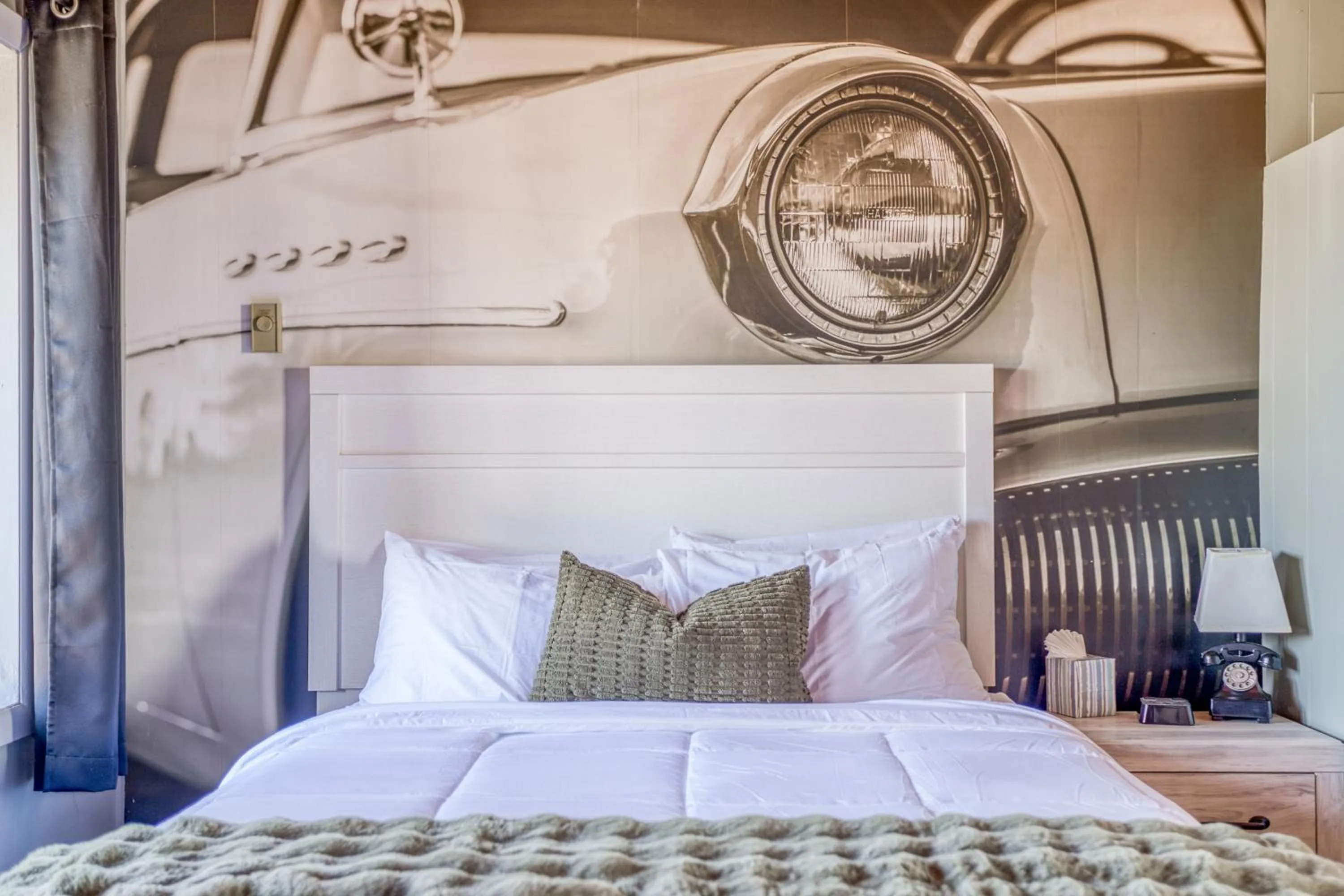 Nostalgia - Queen Room with Fireplace in Moolack Shores Inn