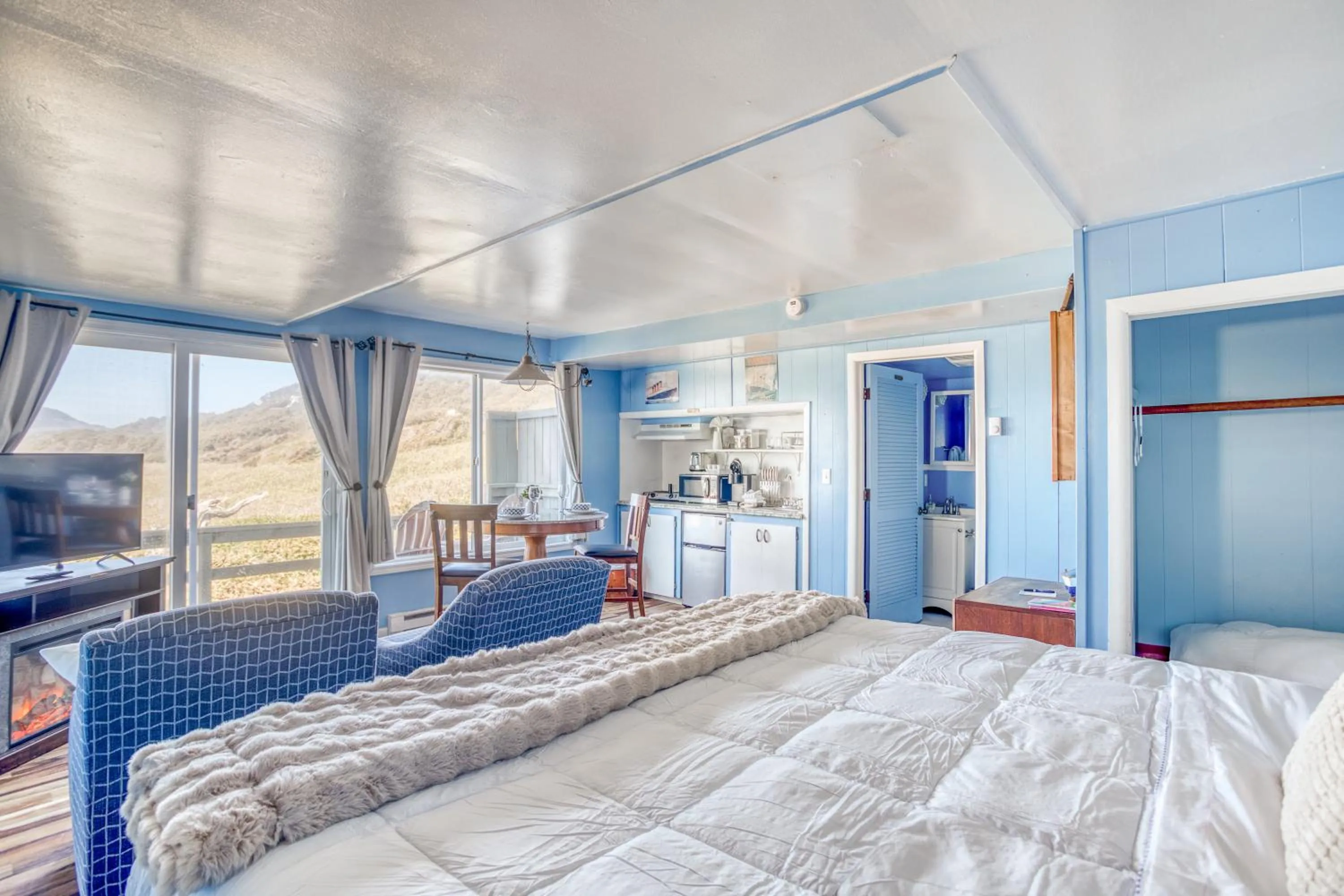 Nautical - Room with King Bed and Bunk Beds in Moolack Shores Inn