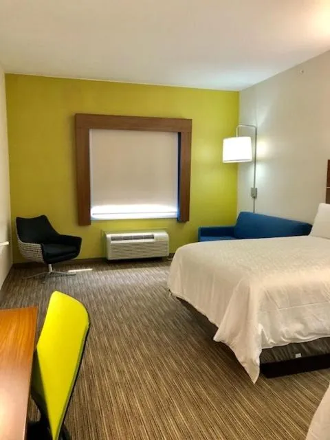 King Suite in Holiday Inn Express & Suites Longview South I-20 by IHG