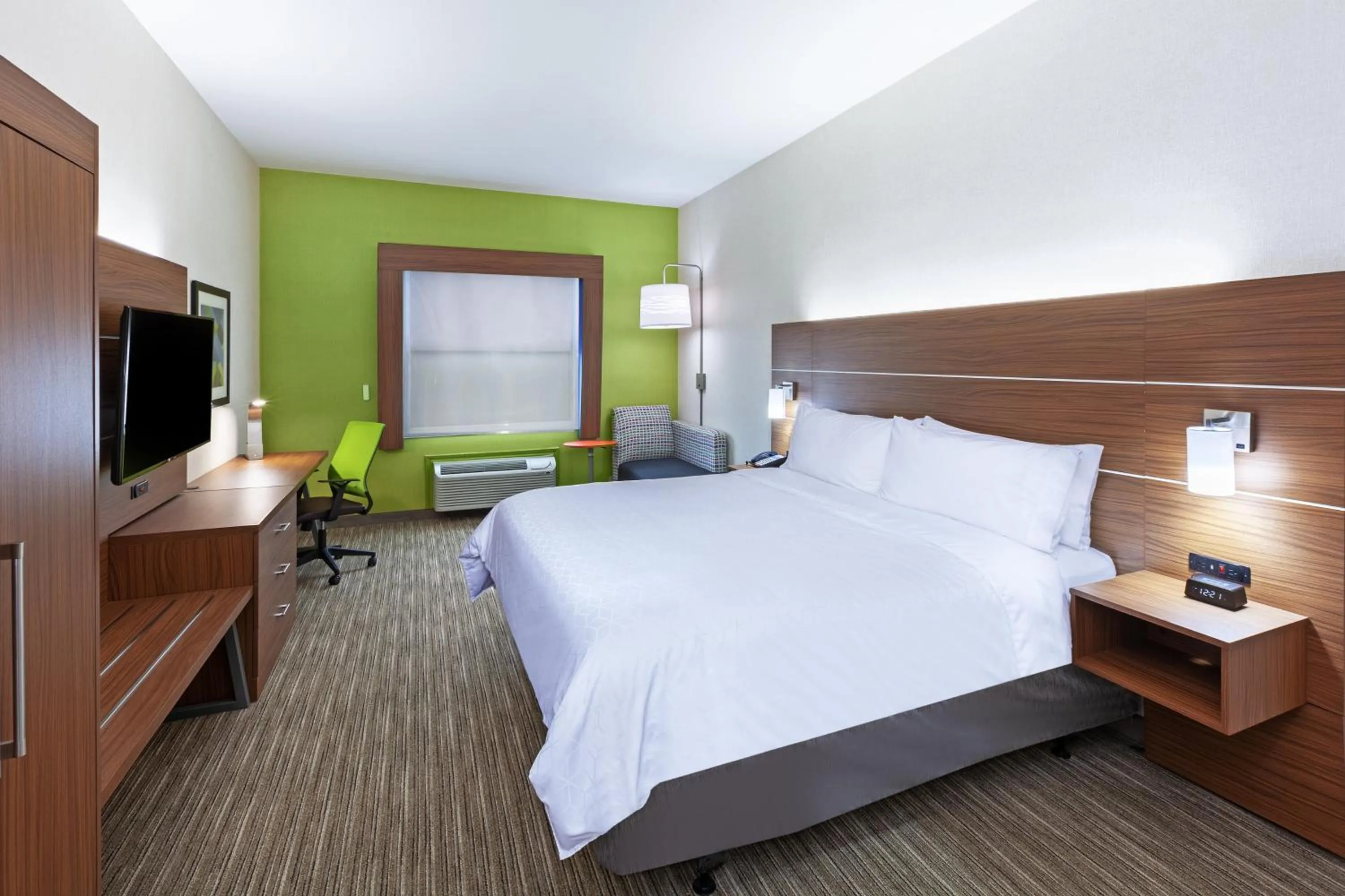 Standard King Room with Roll-In Shower - Mobility Access in Holiday Inn Express & Suites Longview South I-20 by IHG