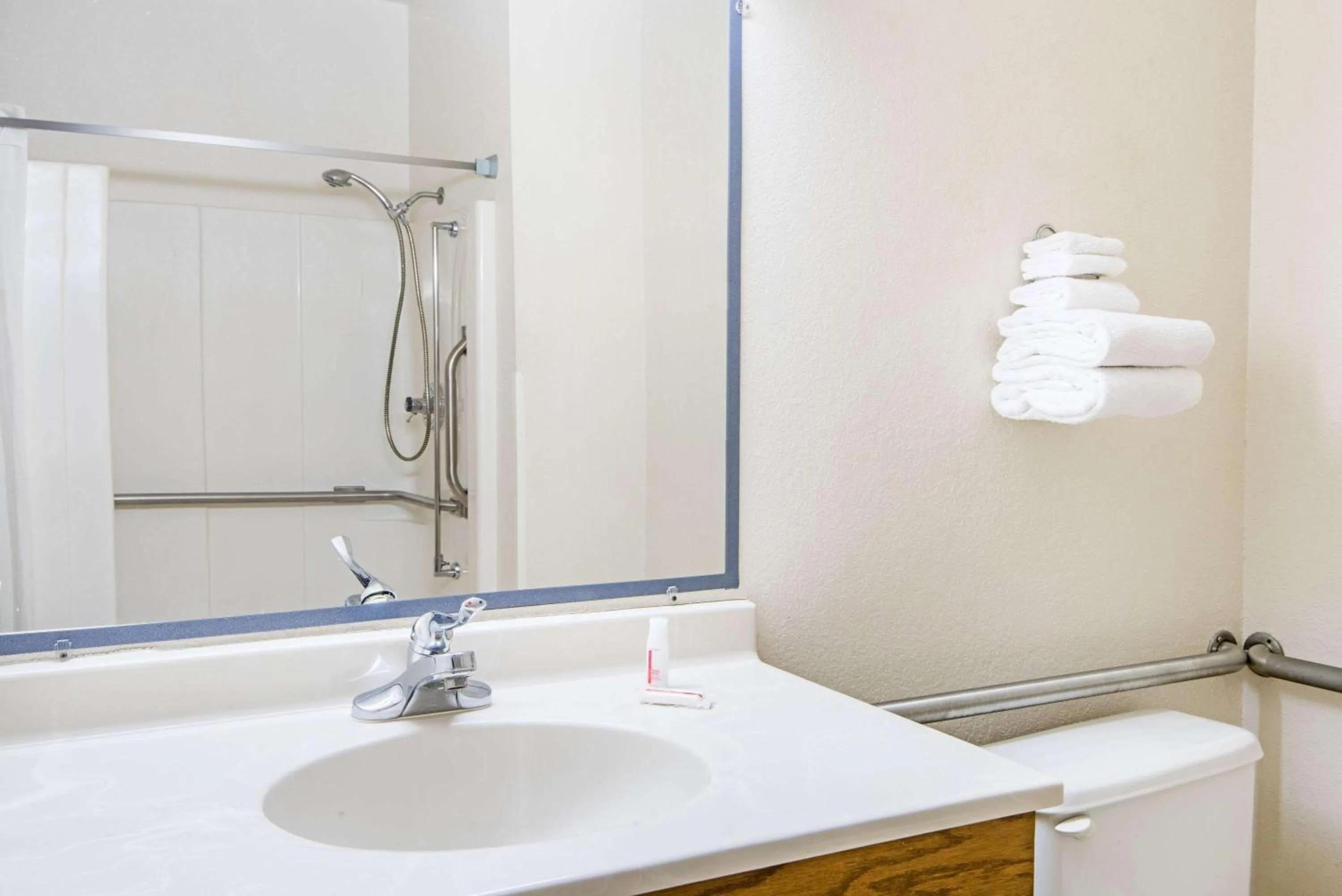 Queen Room - Non-Smoking in Super 8 by Wyndham Richfield Cleveland