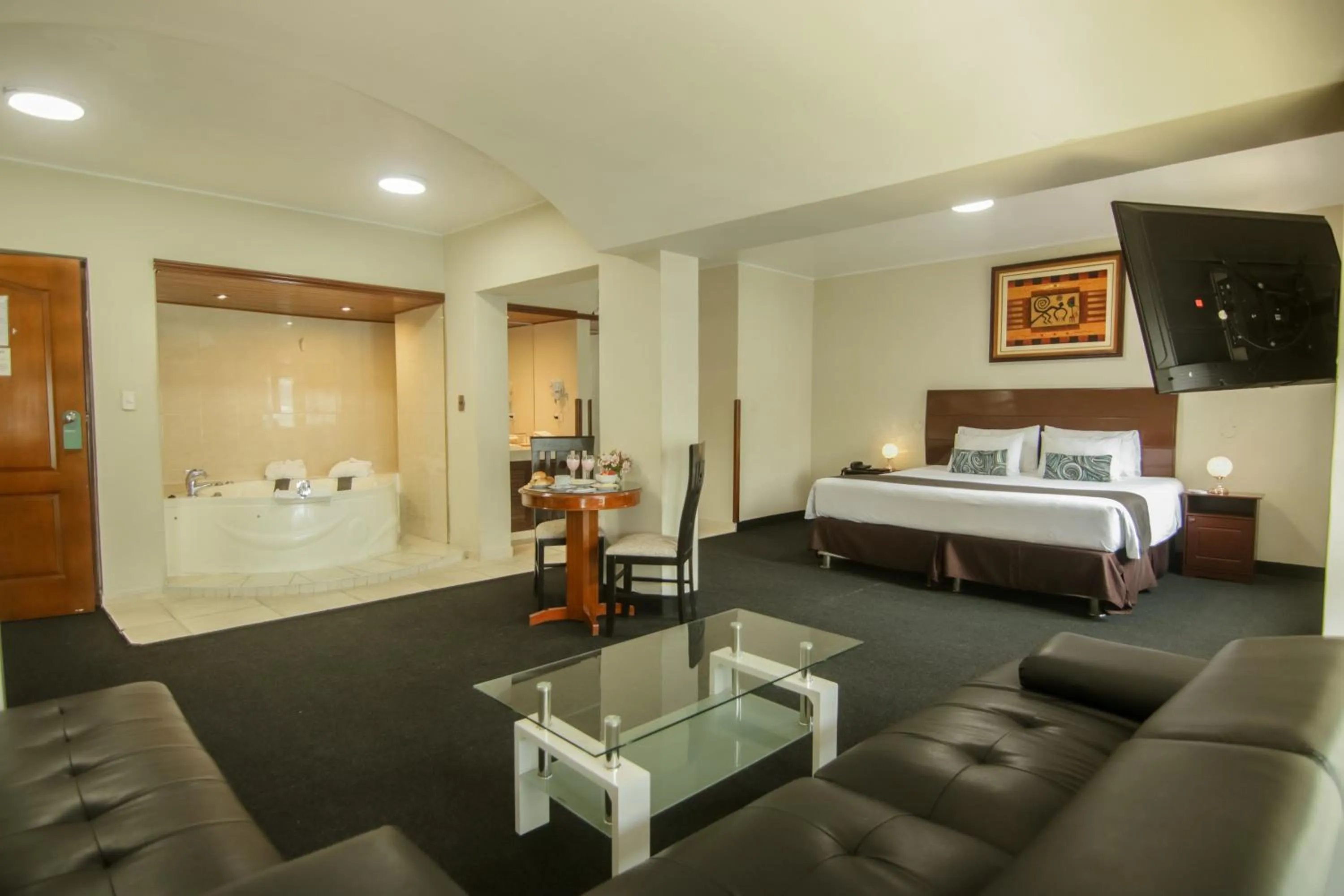 Deluxe Suite with Spa Bath in Epiqus Hotel