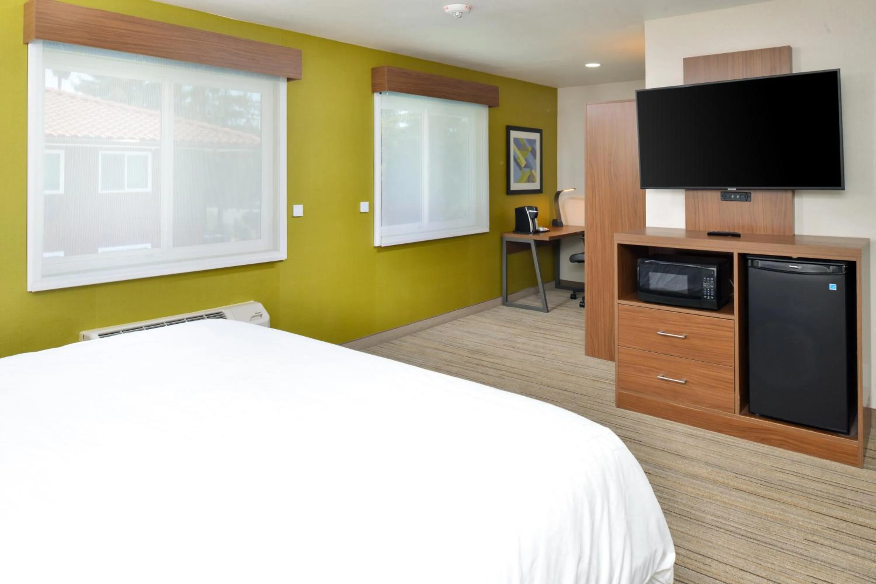 Standard King Room with Mobility Accessible Roll-In Shower in Holiday Inn Express - Santa Rosa North by IHG