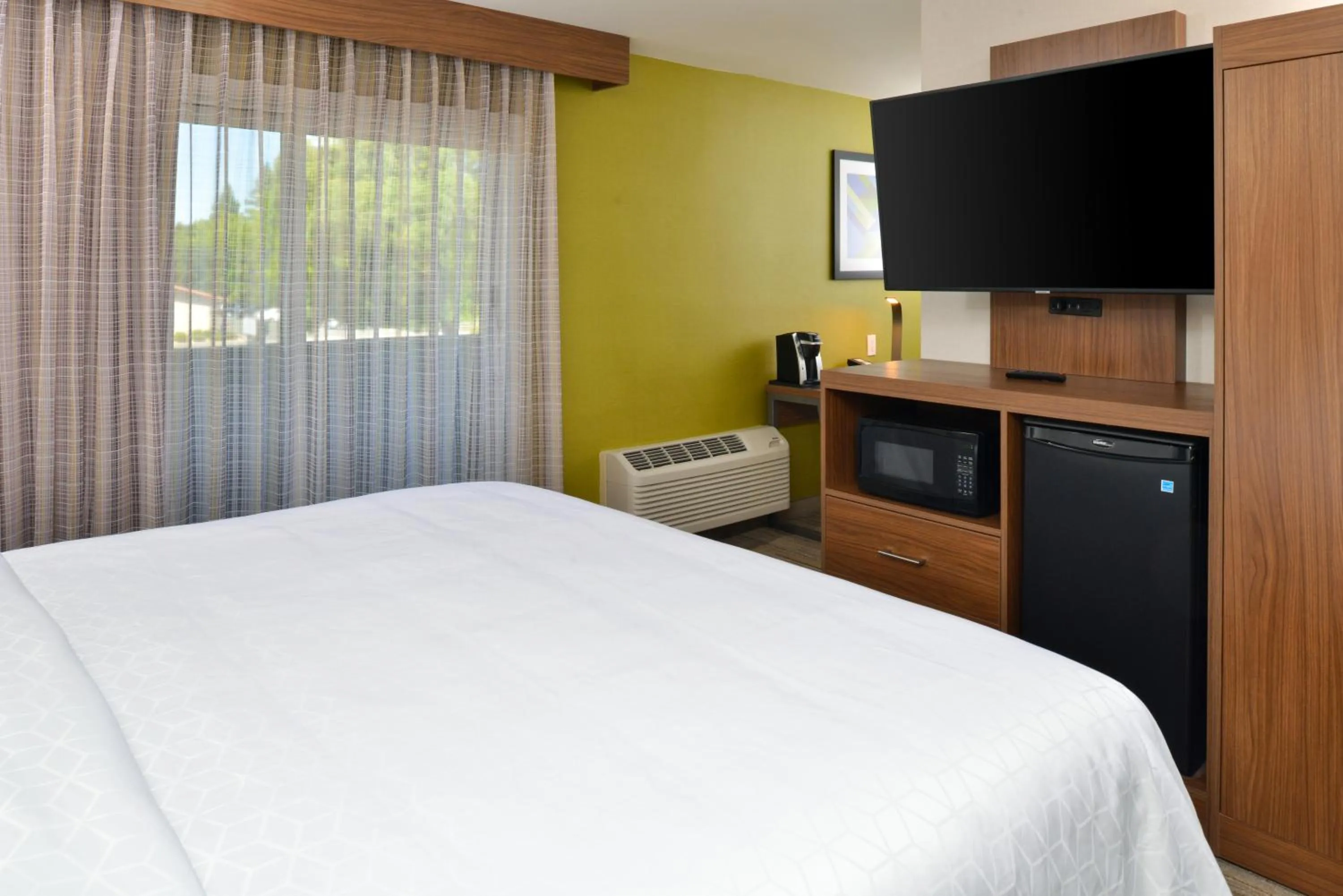 Standard King Room with Balcony in Holiday Inn Express - Santa Rosa North by IHG