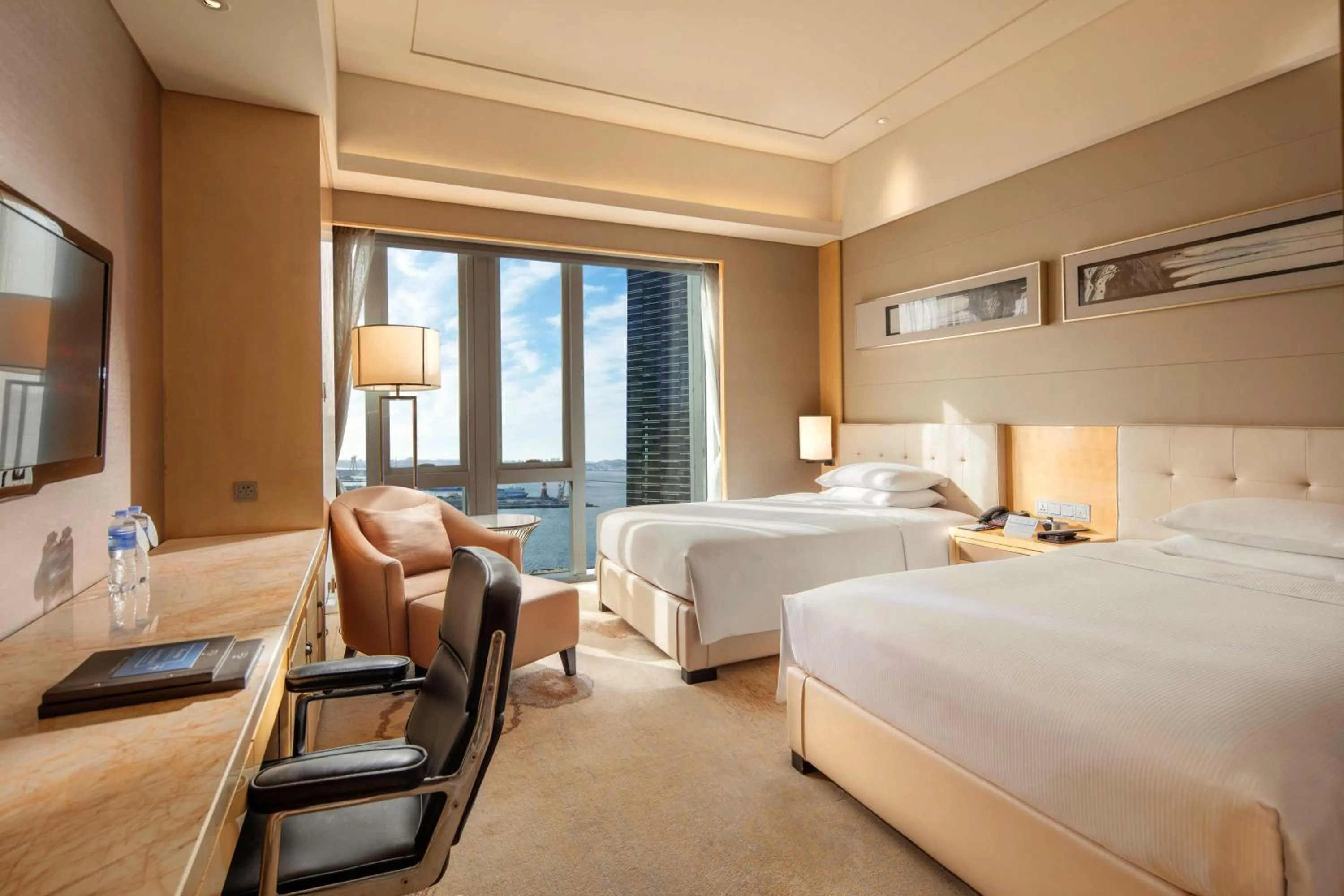 Executive Twin Room with Access to Executive Lounge in Hilton Dalian