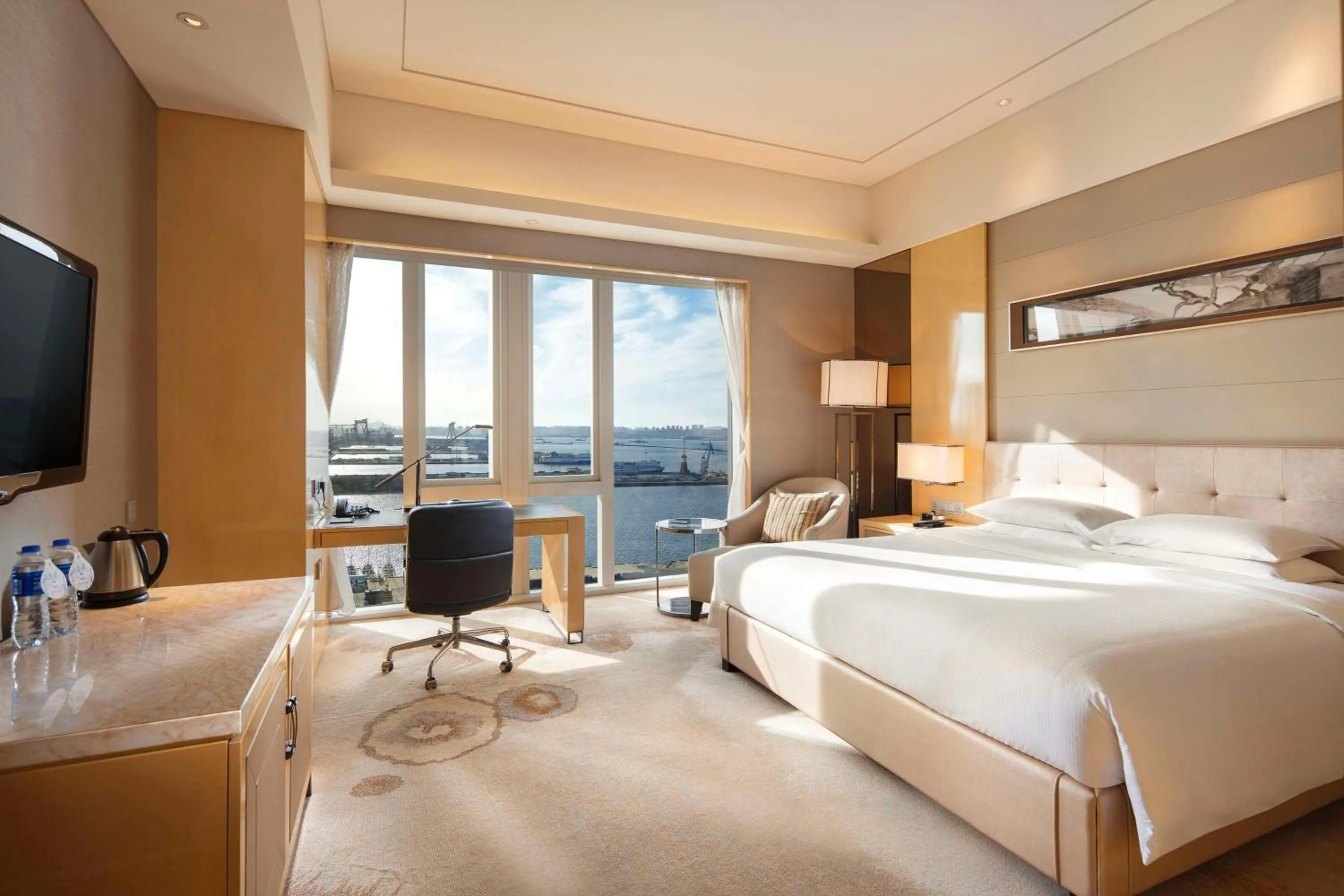 Executive King Room with Harbor View in Hilton Dalian