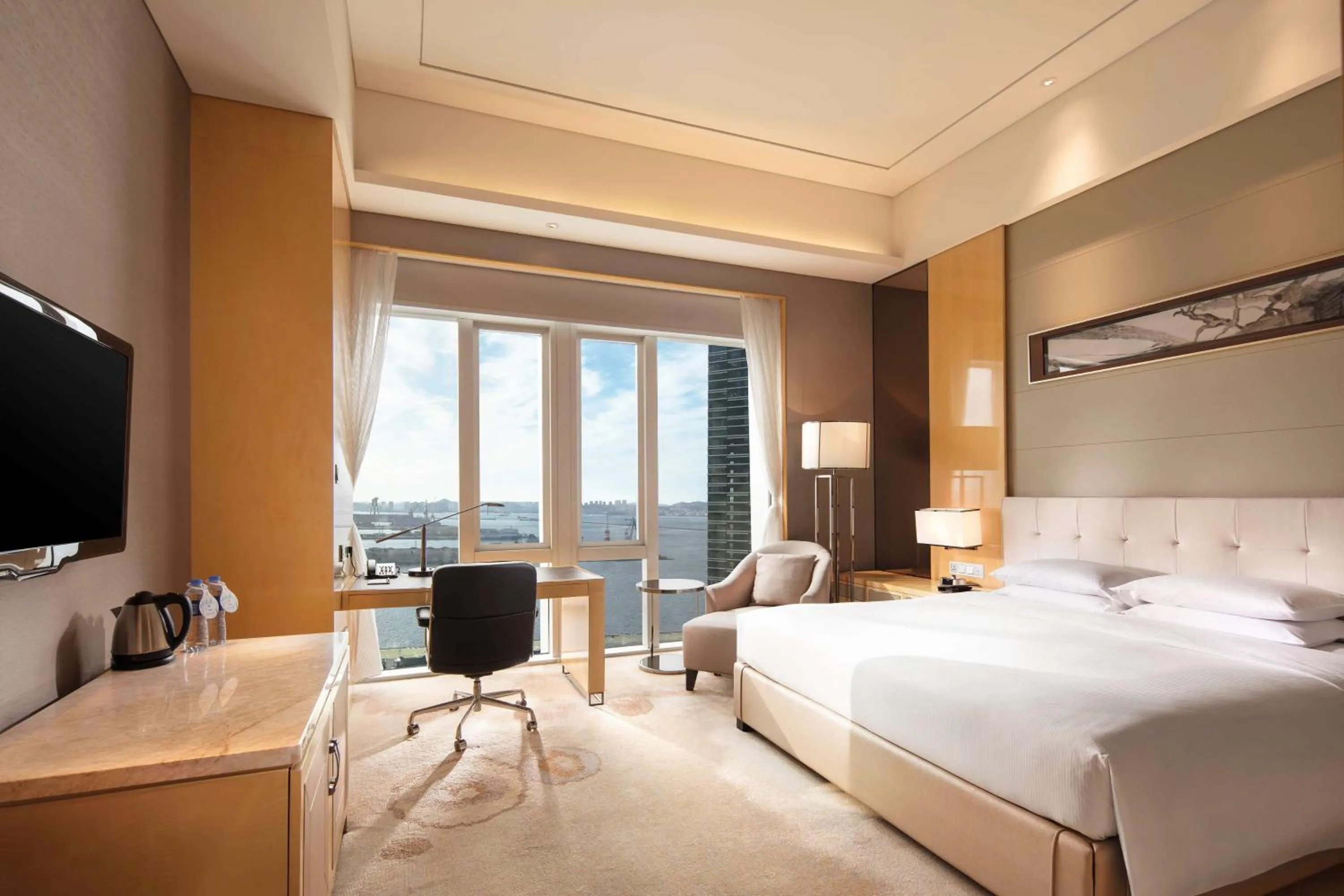 Deluxe King Room with Harbor View in Hilton Dalian
