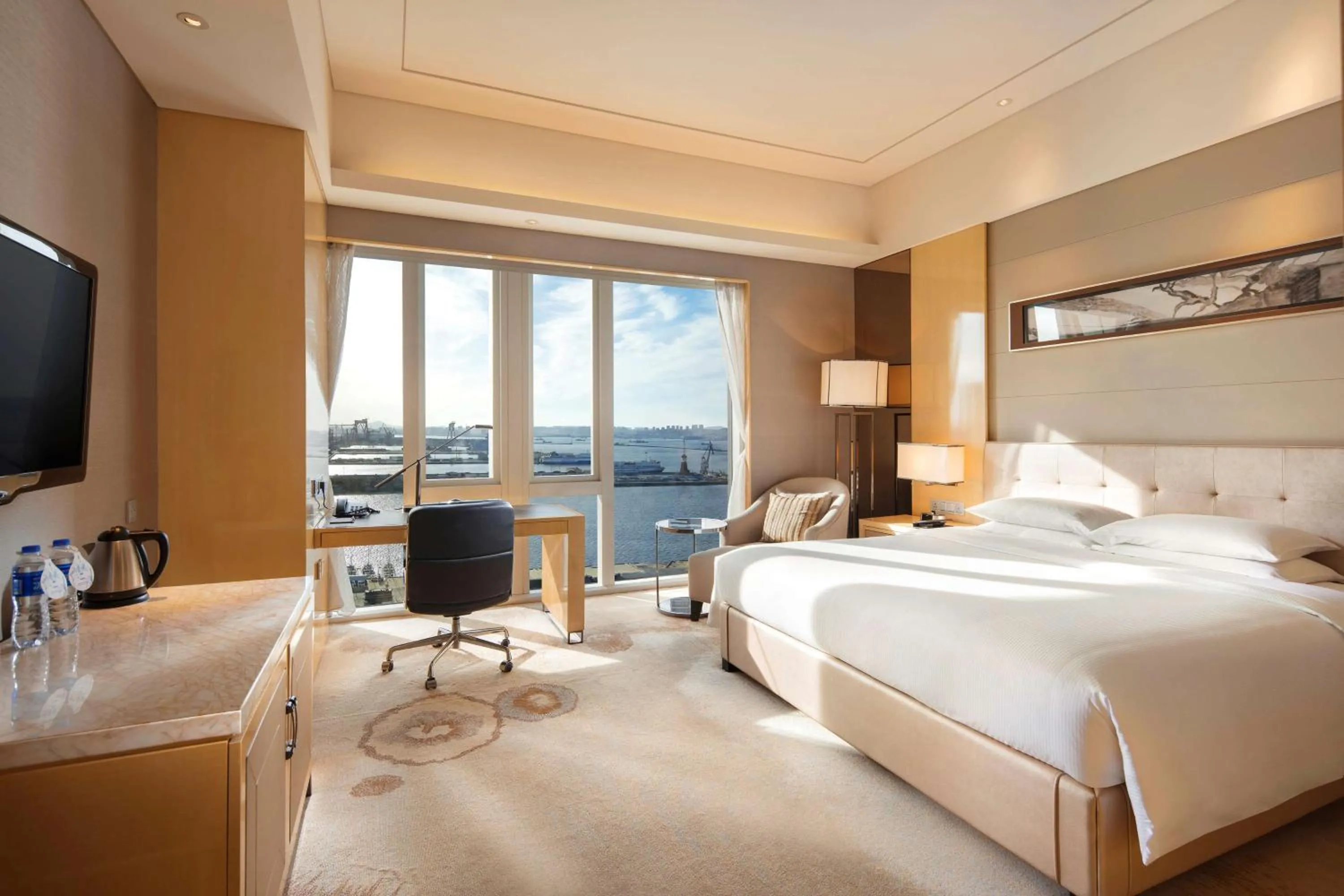 Executive King Room with Access to Executive Lounge in Hilton Dalian