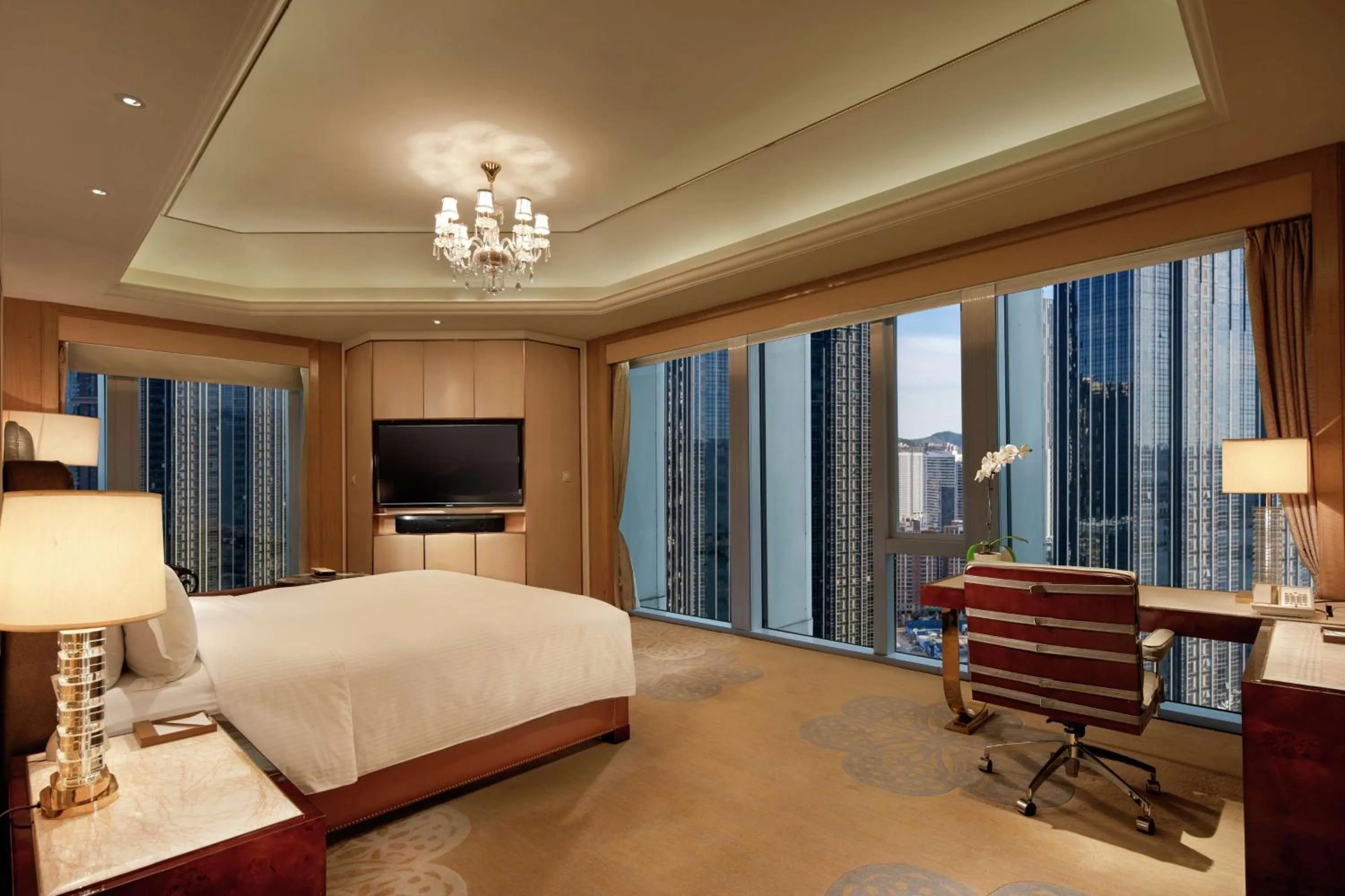Deluxe Corner King Room in Conrad Dalian