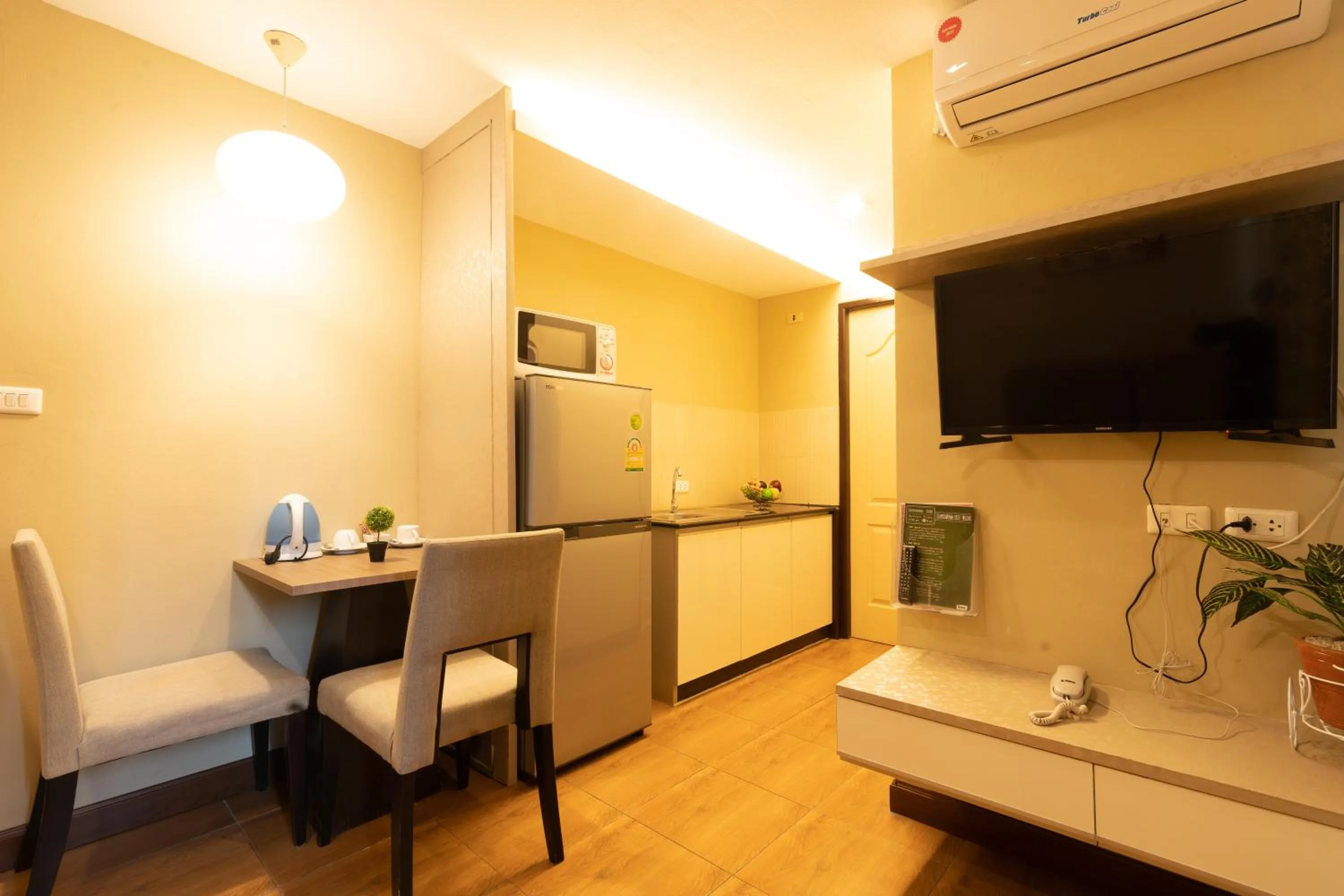 Apartment with Balcony in Greenview Ekkamai10 Suite