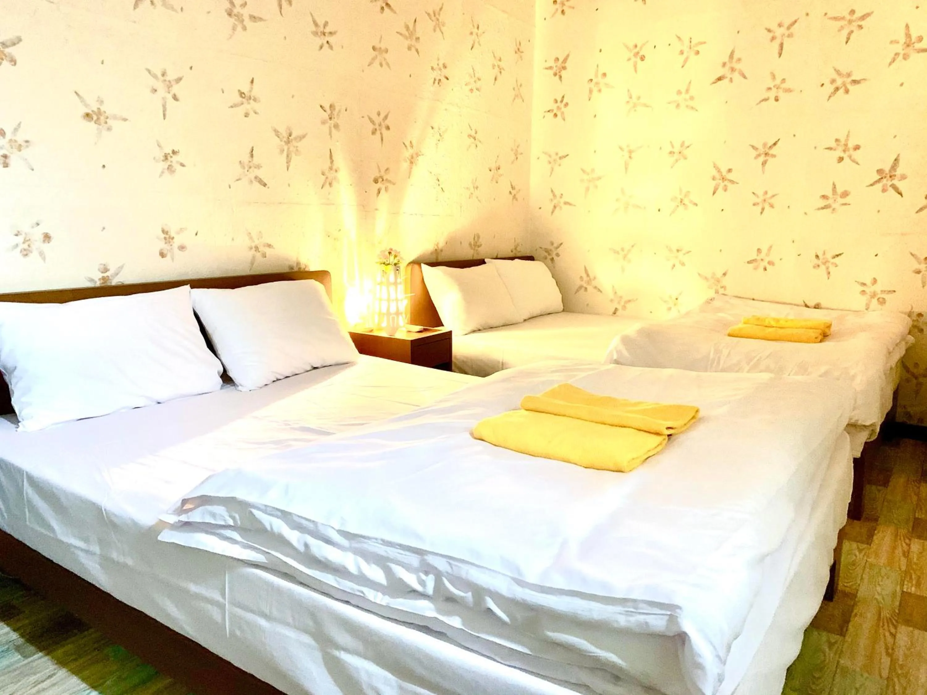 Twin room with shared shower in Shinjuku Sky hostel