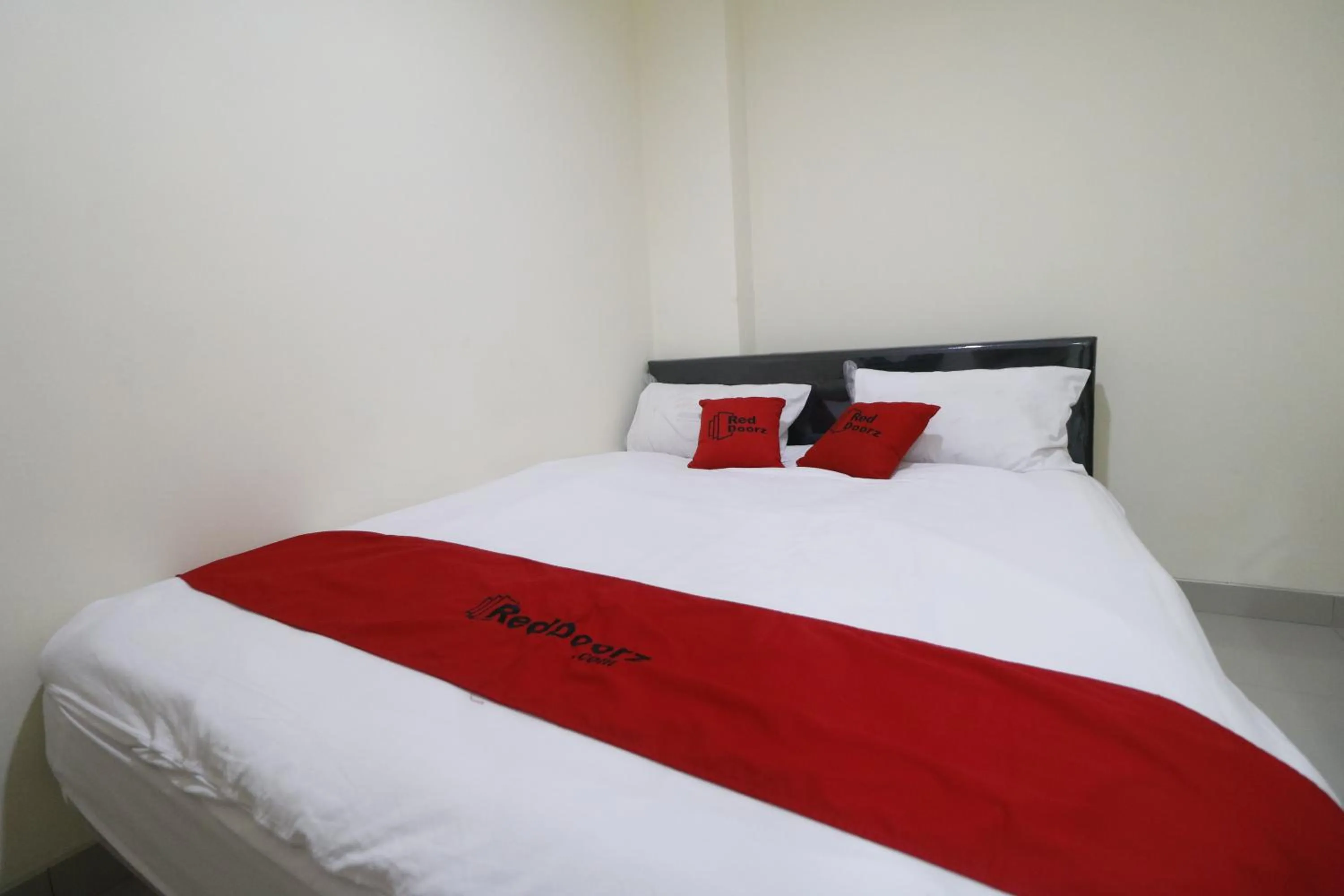 Single Room in RedDoorz Plus near Mall Ciputra Jakarta