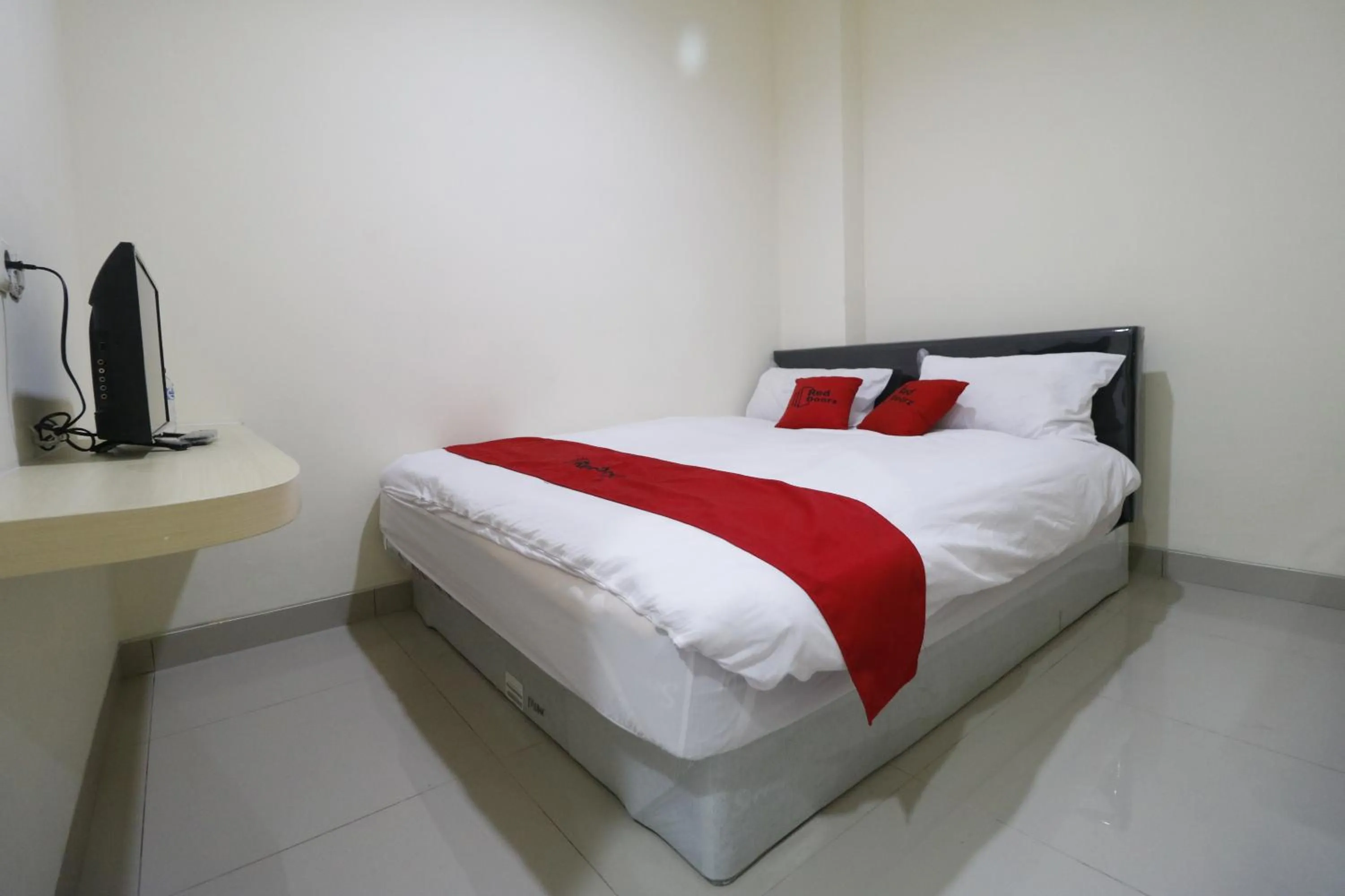 Deluxe Double Room in RedDoorz Plus near Mall Ciputra Jakarta