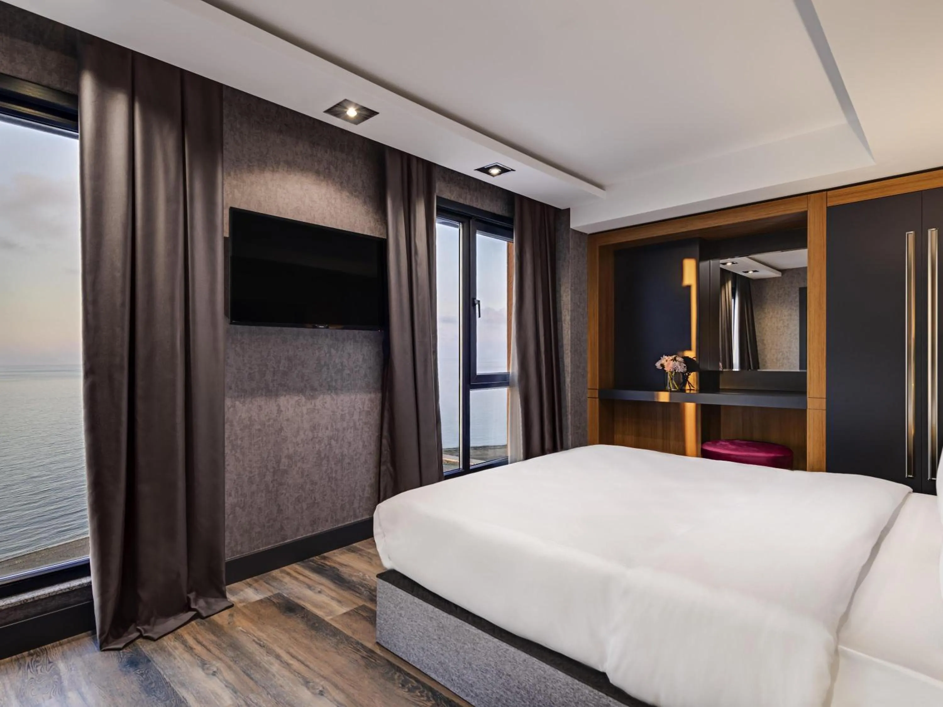 Deluxe Suite with Two Double and One Single Bed in Mövenpick Hotel Trabzon