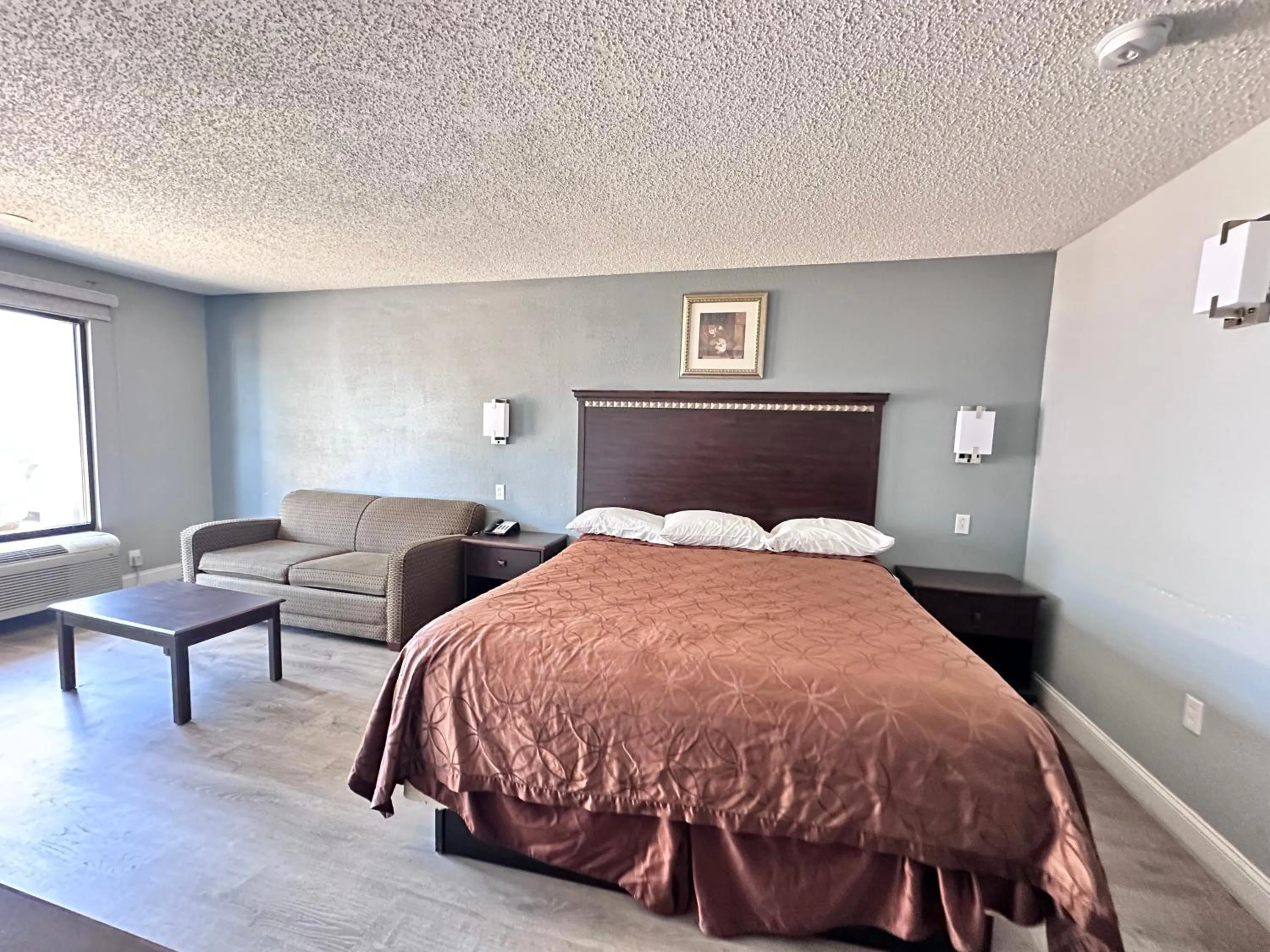 King Room- Non-Smoking in Knights Inn Ruther Glen