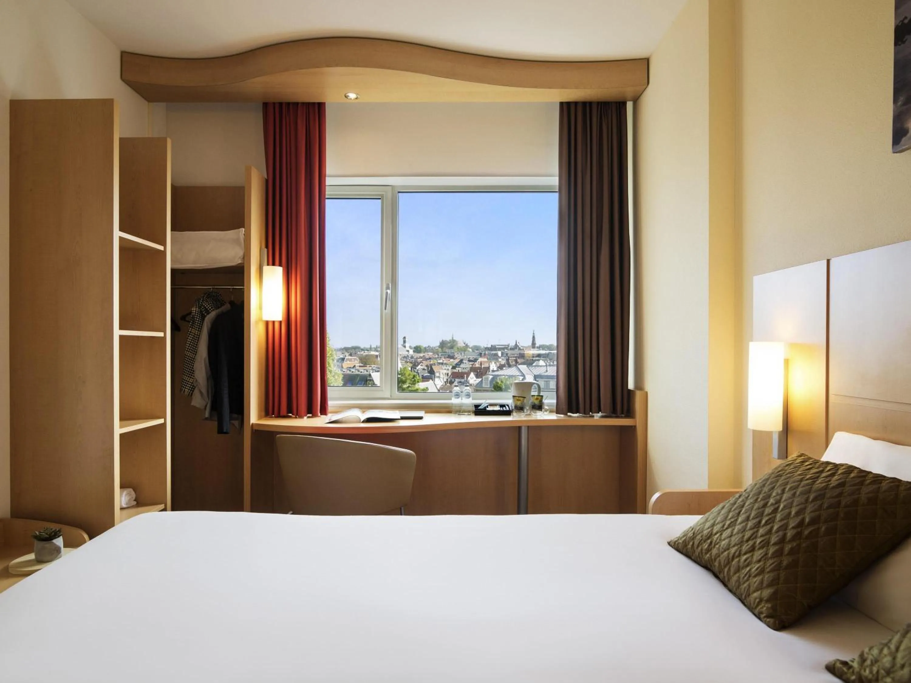 Deluxe Double Room in ibis Leiden Centre