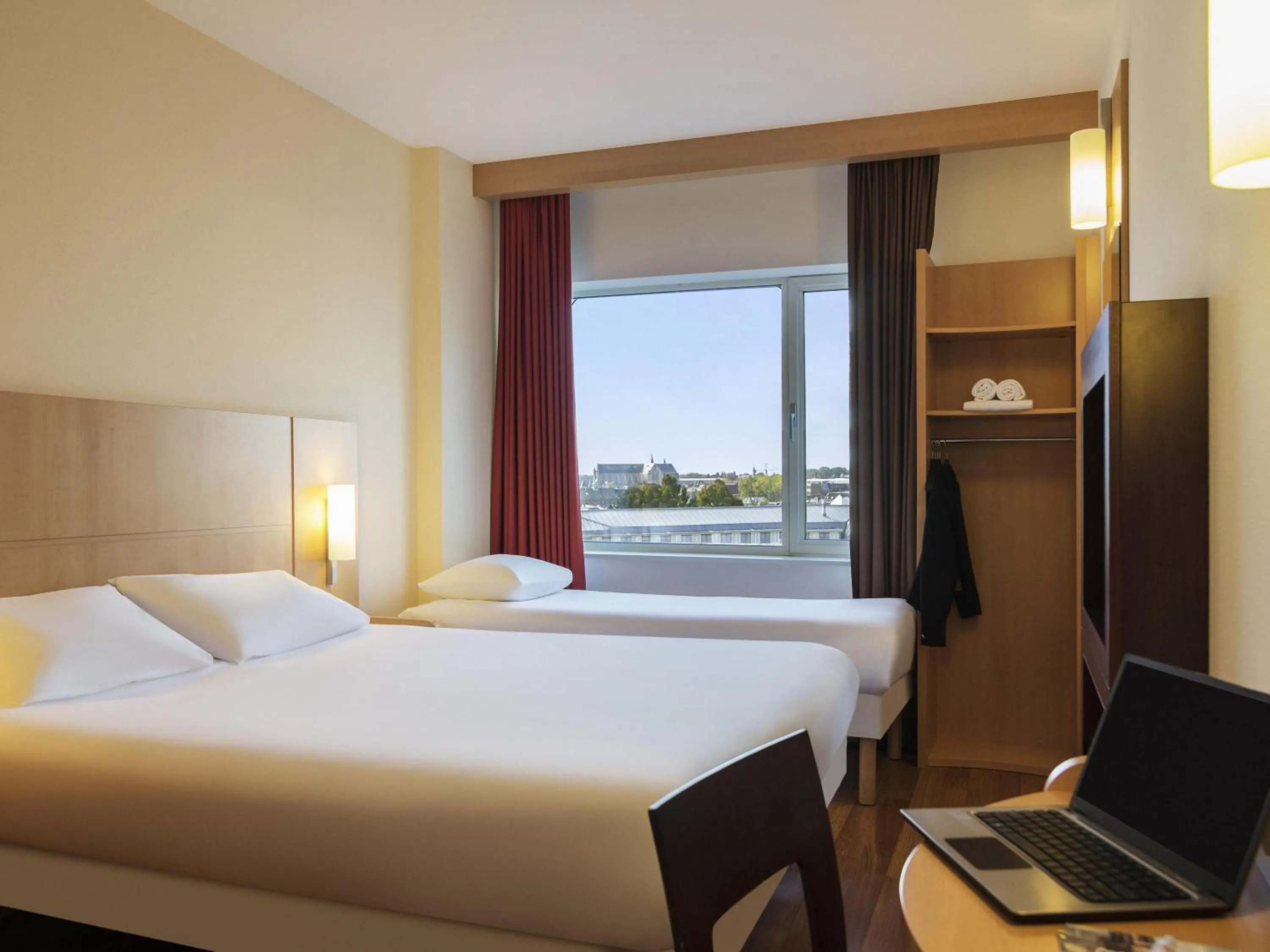 Standard Triple Room in ibis Leiden Centre