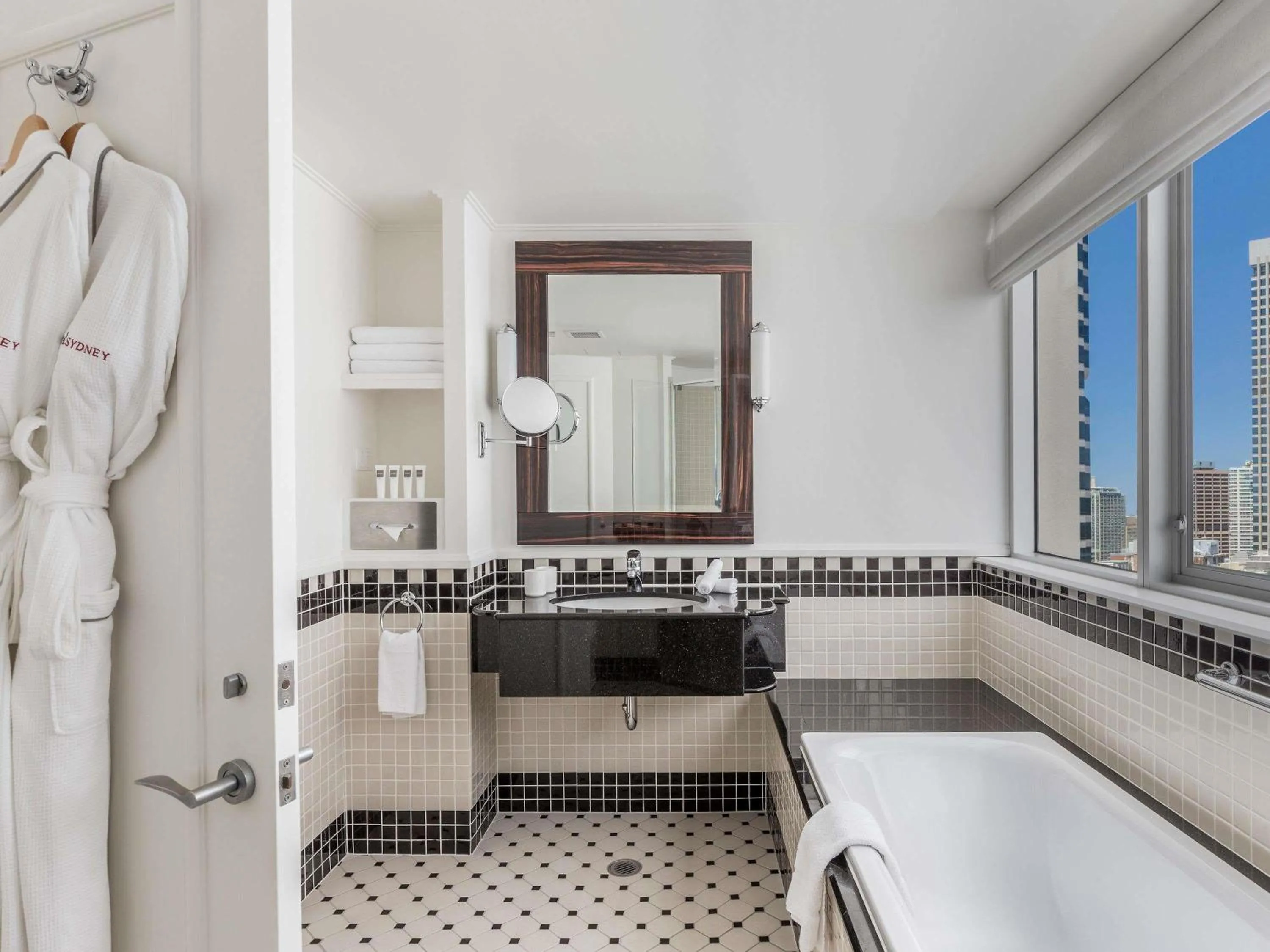 Corner King Room with Balcony in Swissotel Sydney