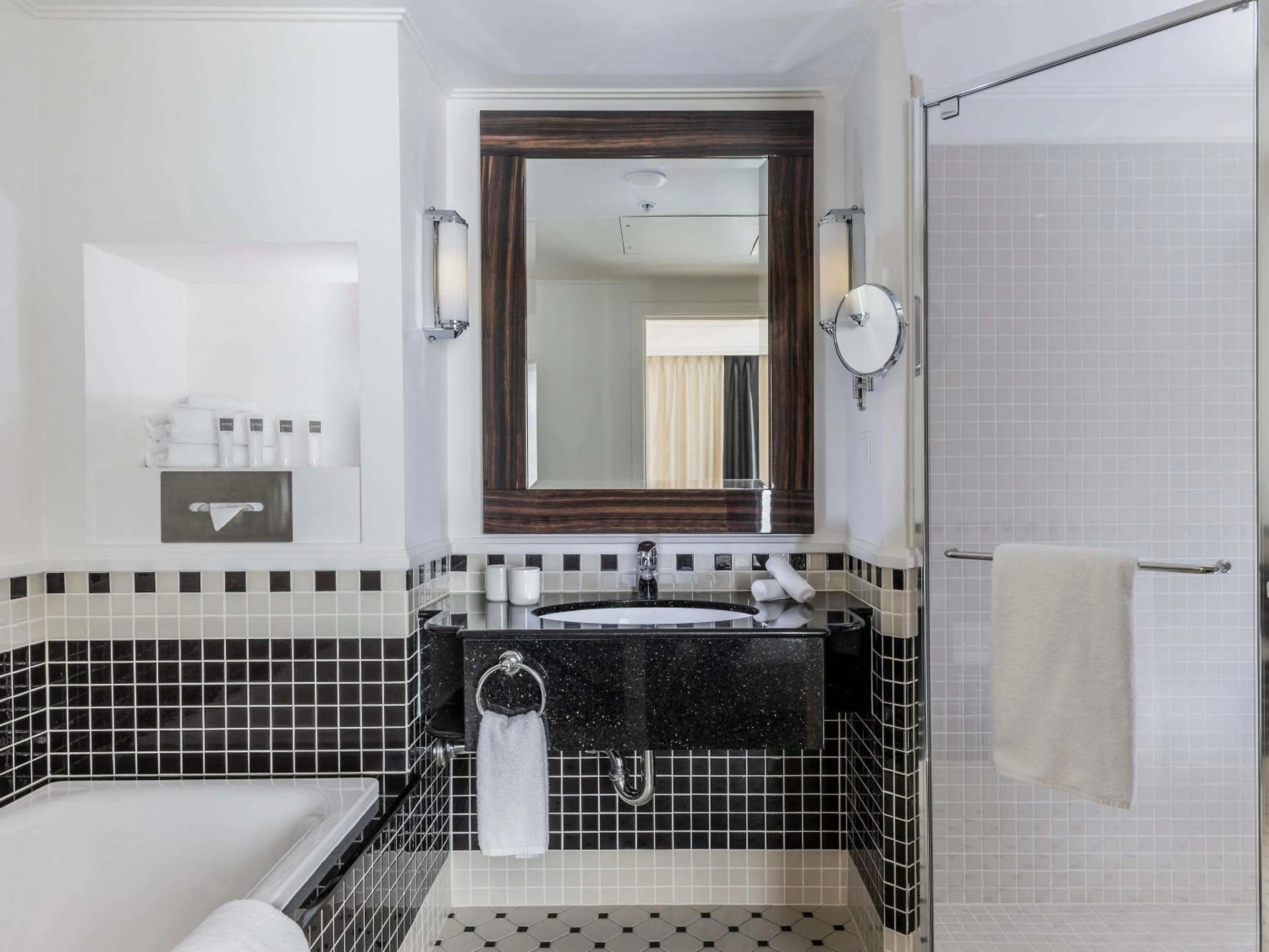 Swiss Executive Twin Room - High Floor - Club Access in Swissotel Sydney