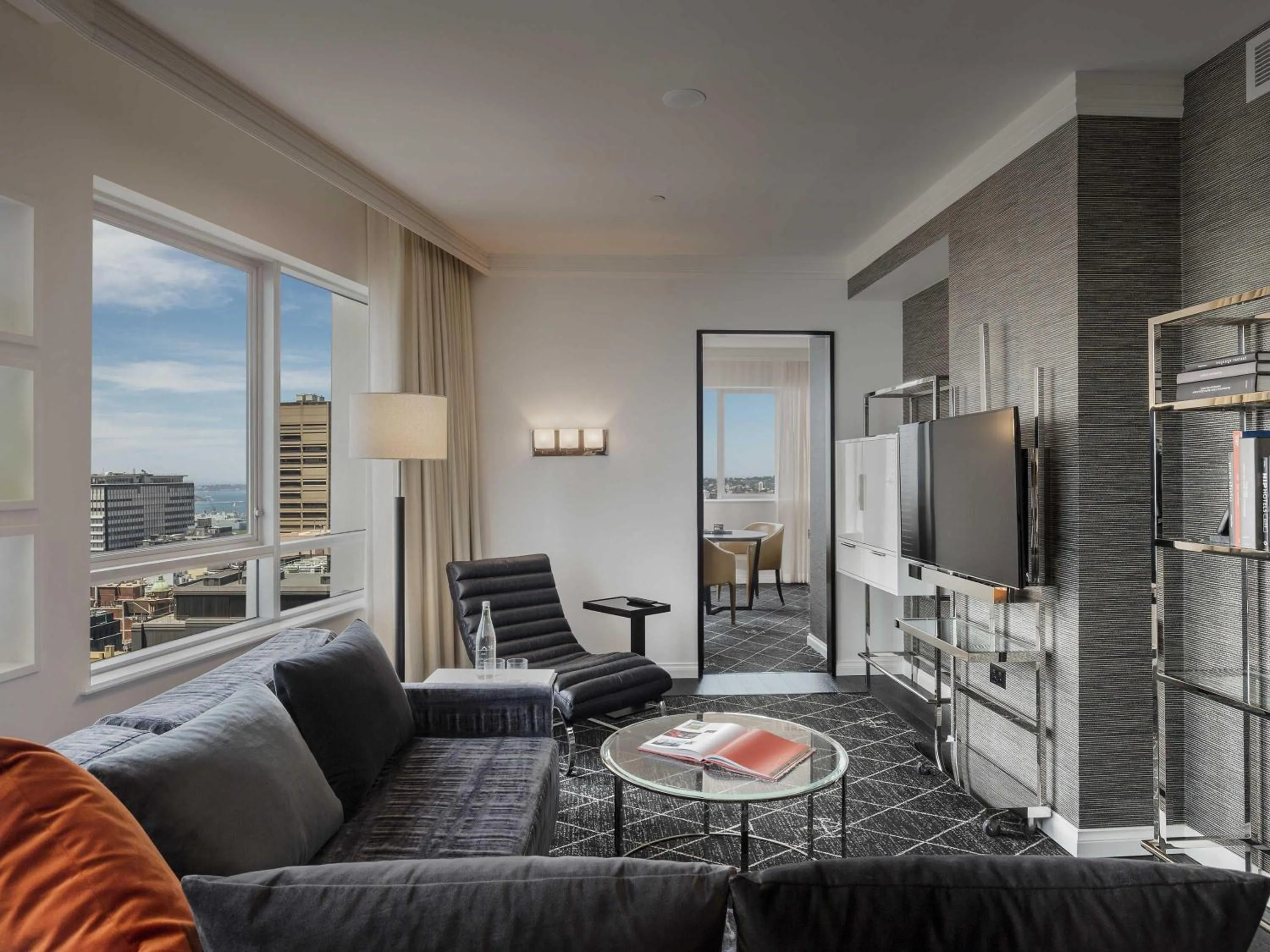 Suite with Club Floor Access - High Floor in Swissotel Sydney