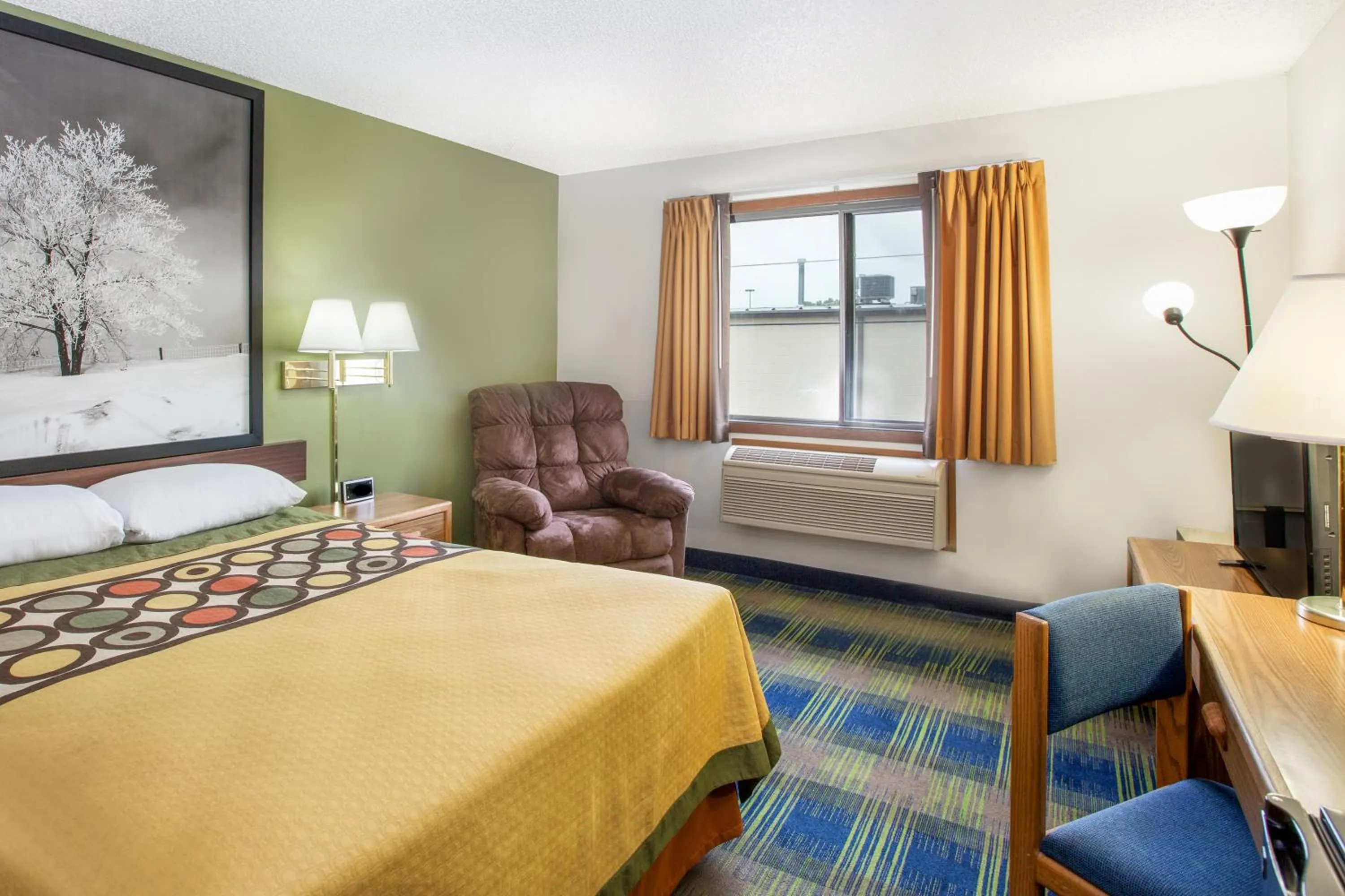 Queen Room - Disability Access/Non-Smoking in Super 8 by Wyndham Columbus
