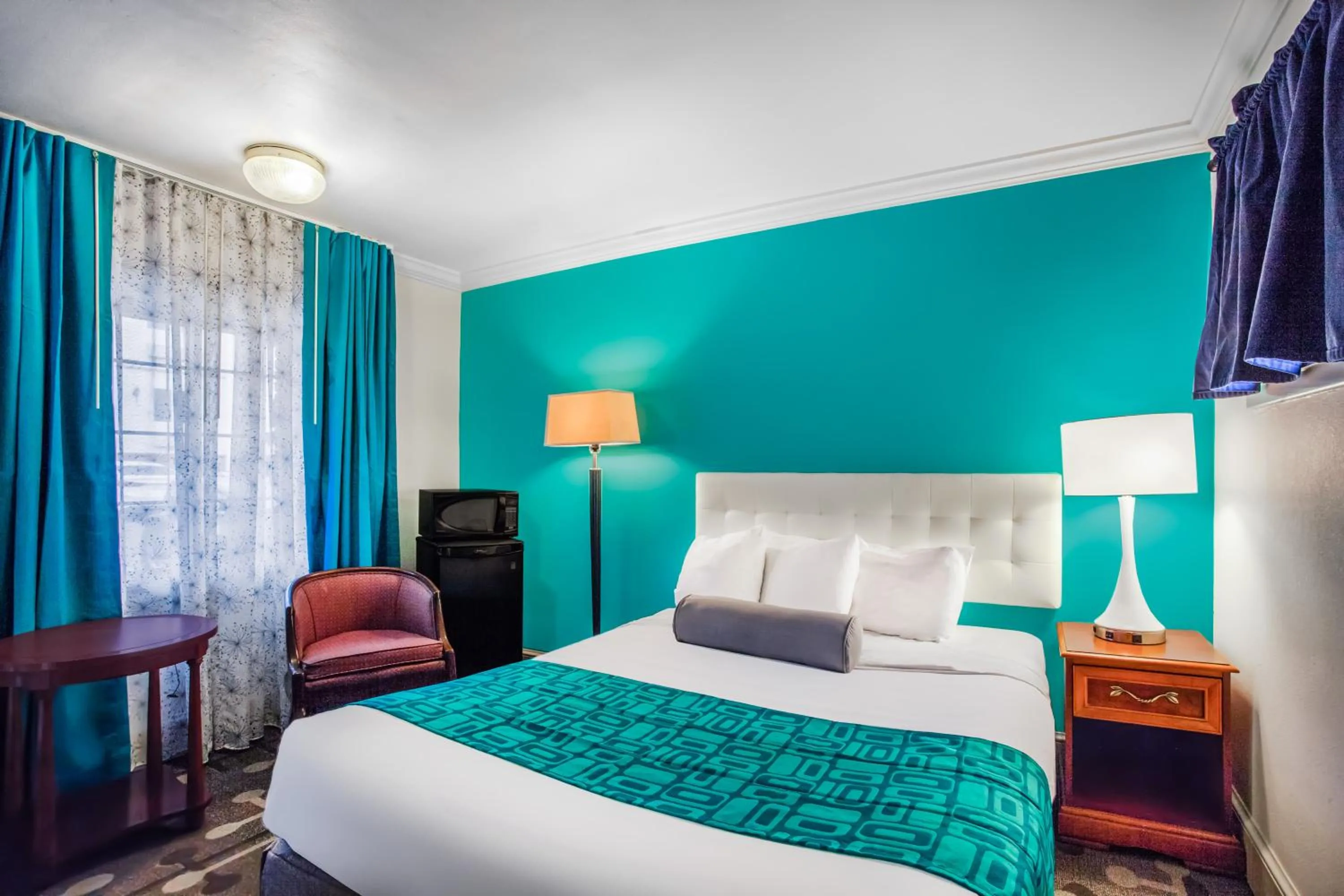 Queen Room - Non-Smoking in Howard Johnson by Wyndham Hershey