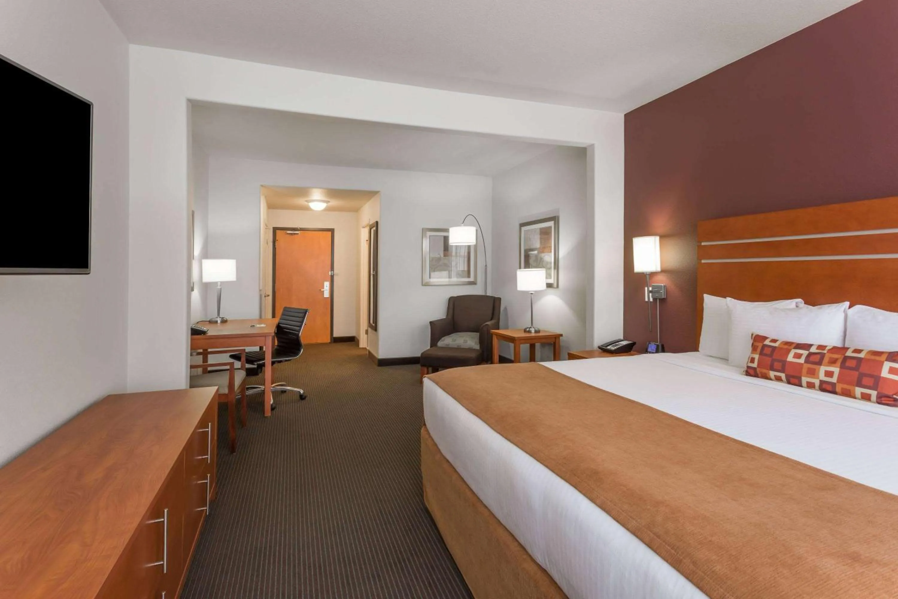 Deluxe, King Bed, Non Smoking in Wingate by Wyndham Calgary South