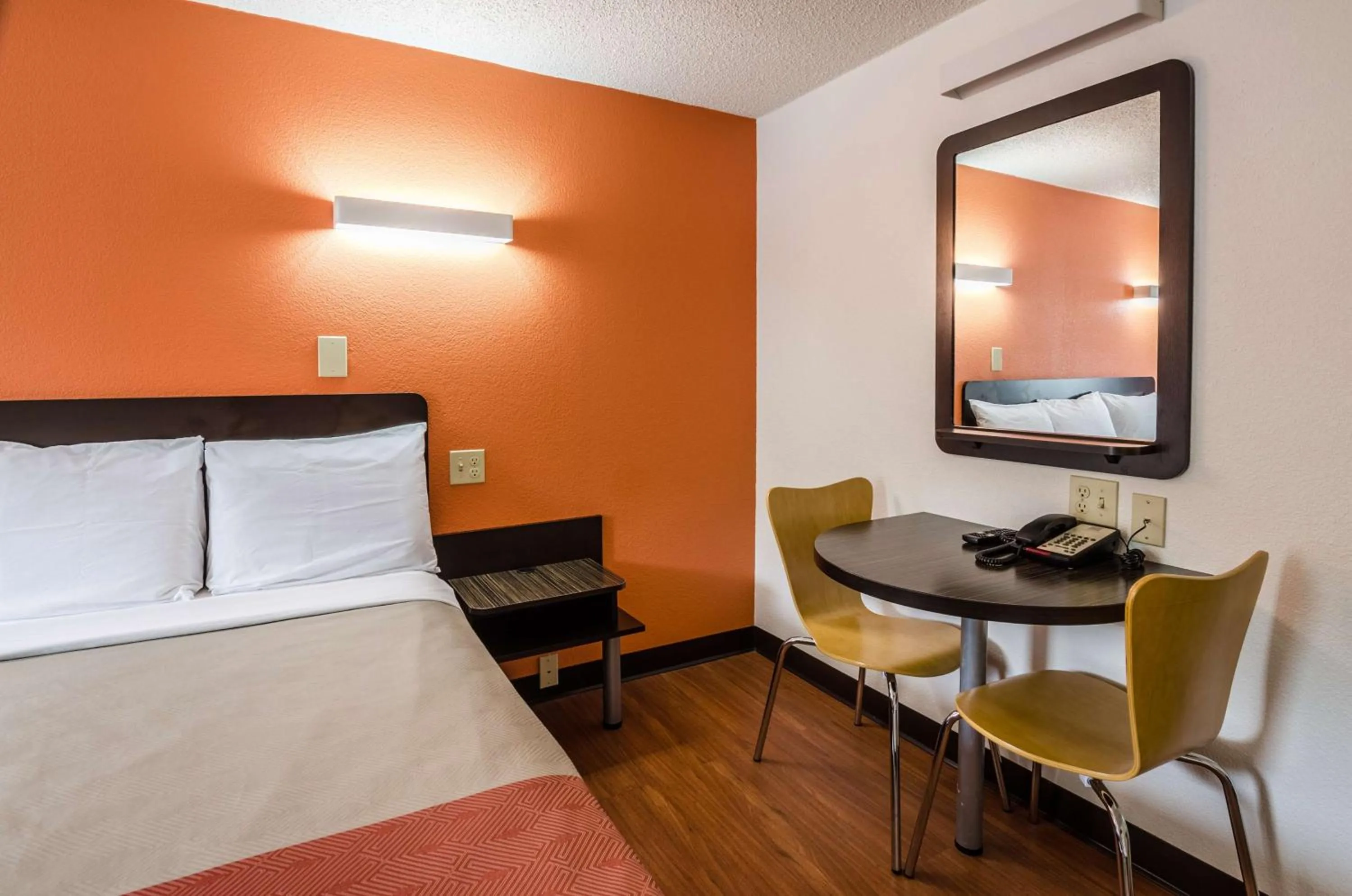 Deluxe King Room - Smoking in Motel 6-Troutville, VA