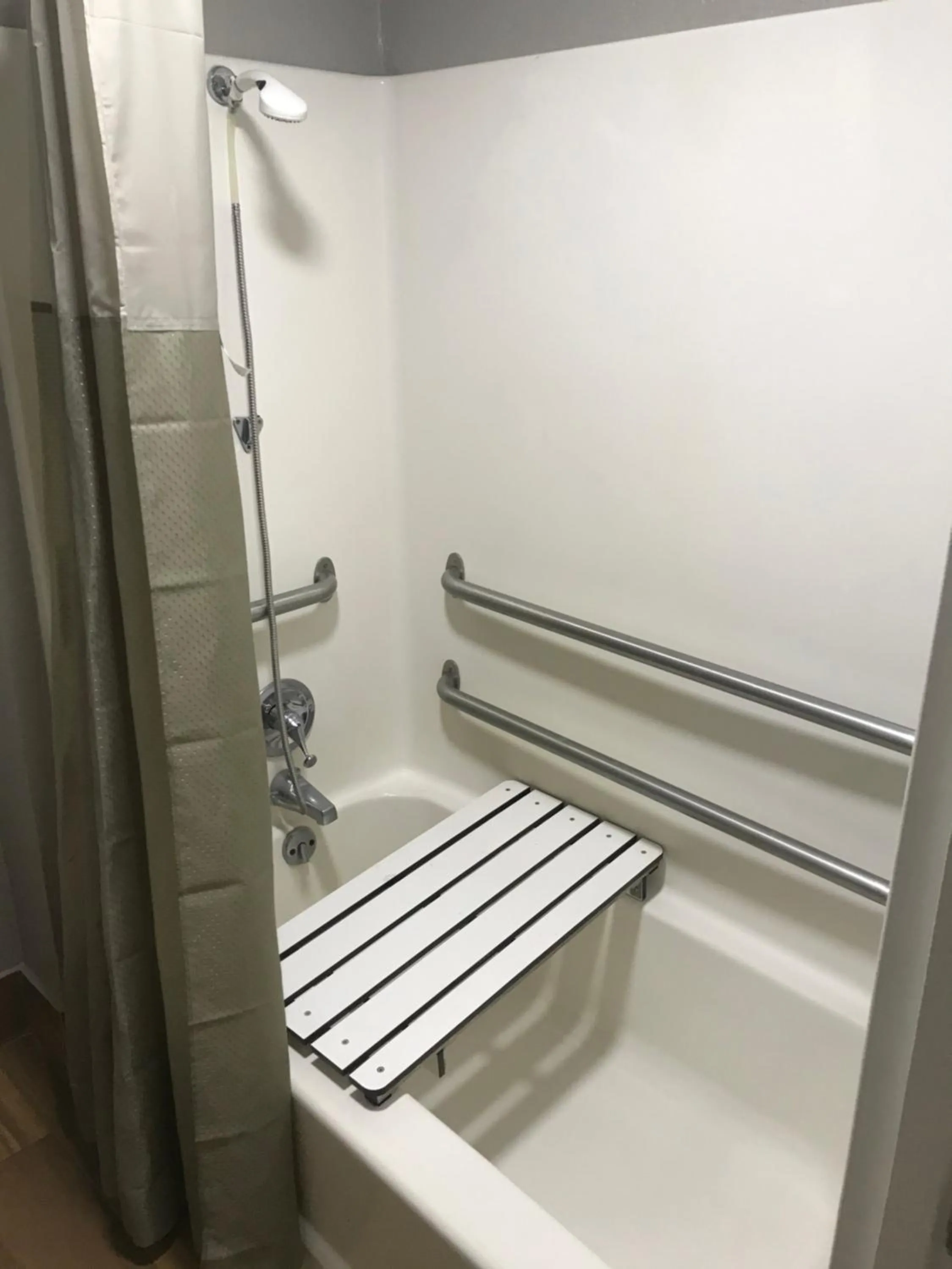 King Room - Disability Access - Non-Smoking in Motel 6-Troutville, VA