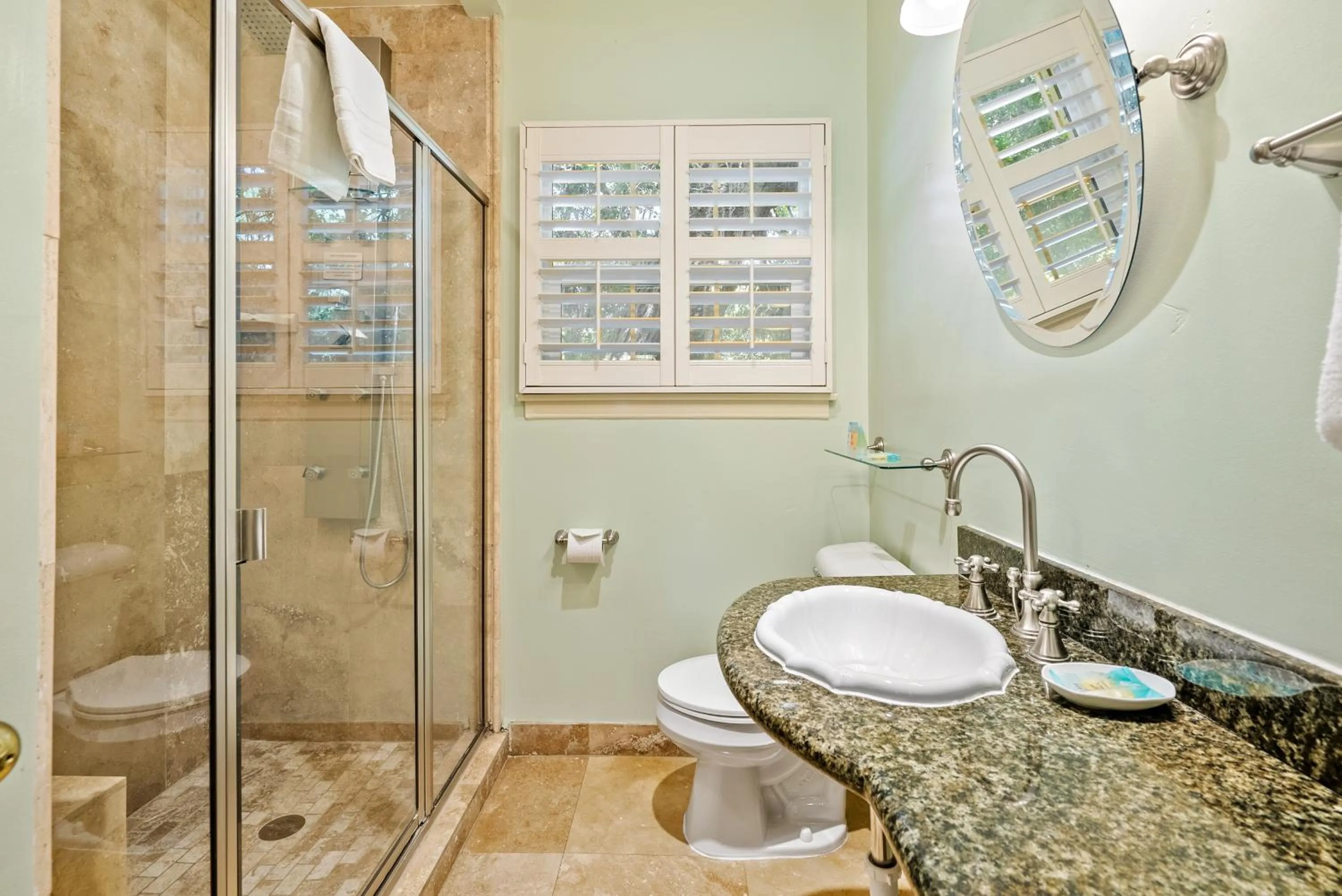 Queen Room - Trellis Court in Apple Farm Inn