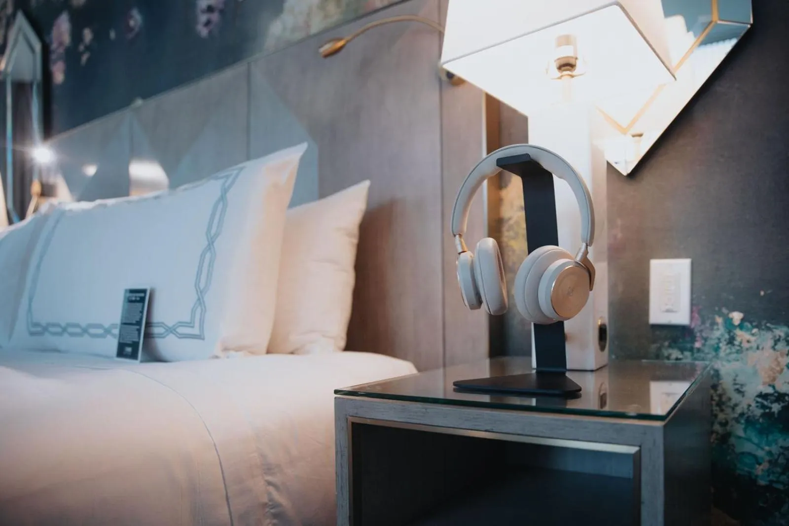 Superior King Room with Sofa Bed - Dividend Floor in EXchange Hotel Vancouver