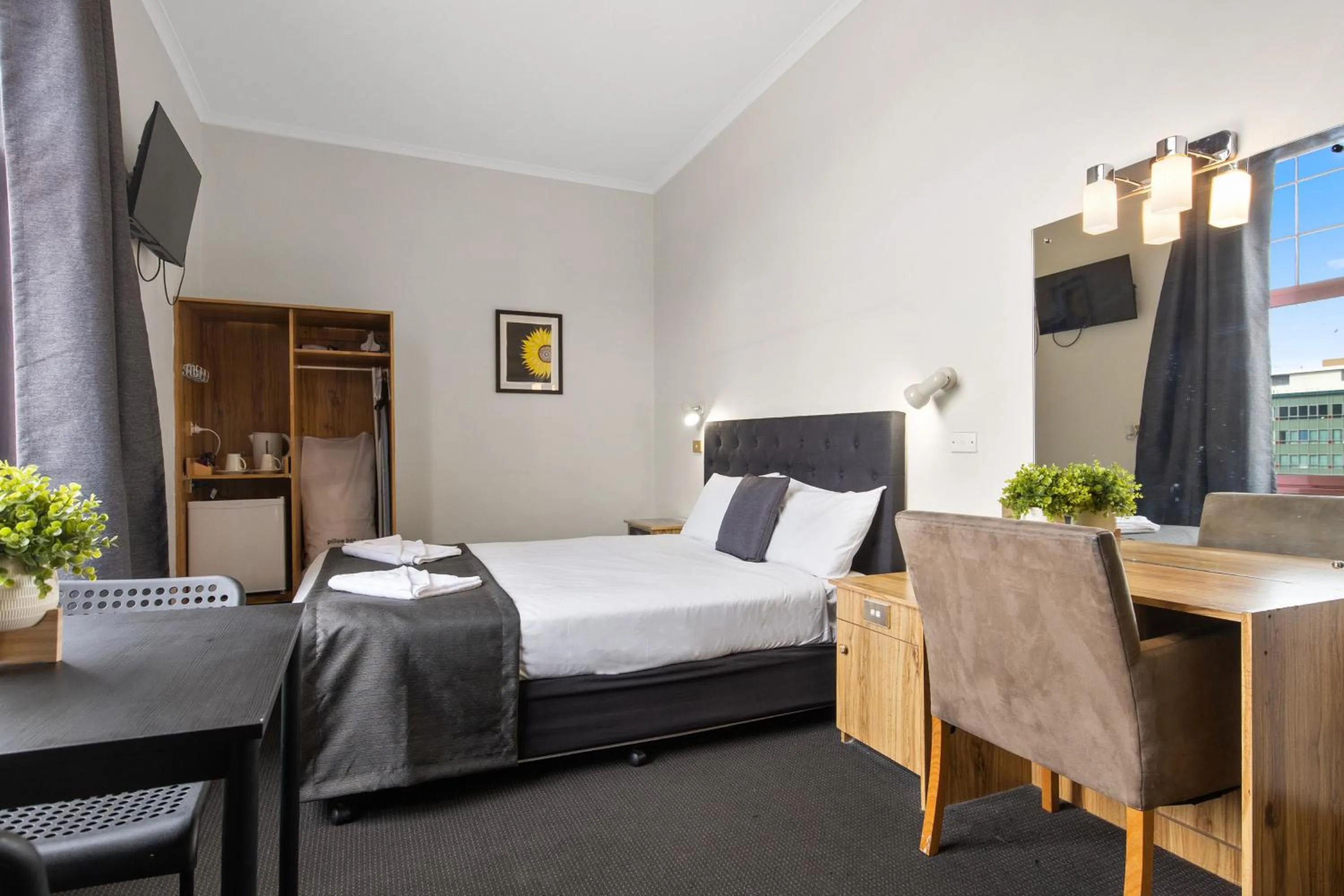 Queen Room in Adelaide Paringa