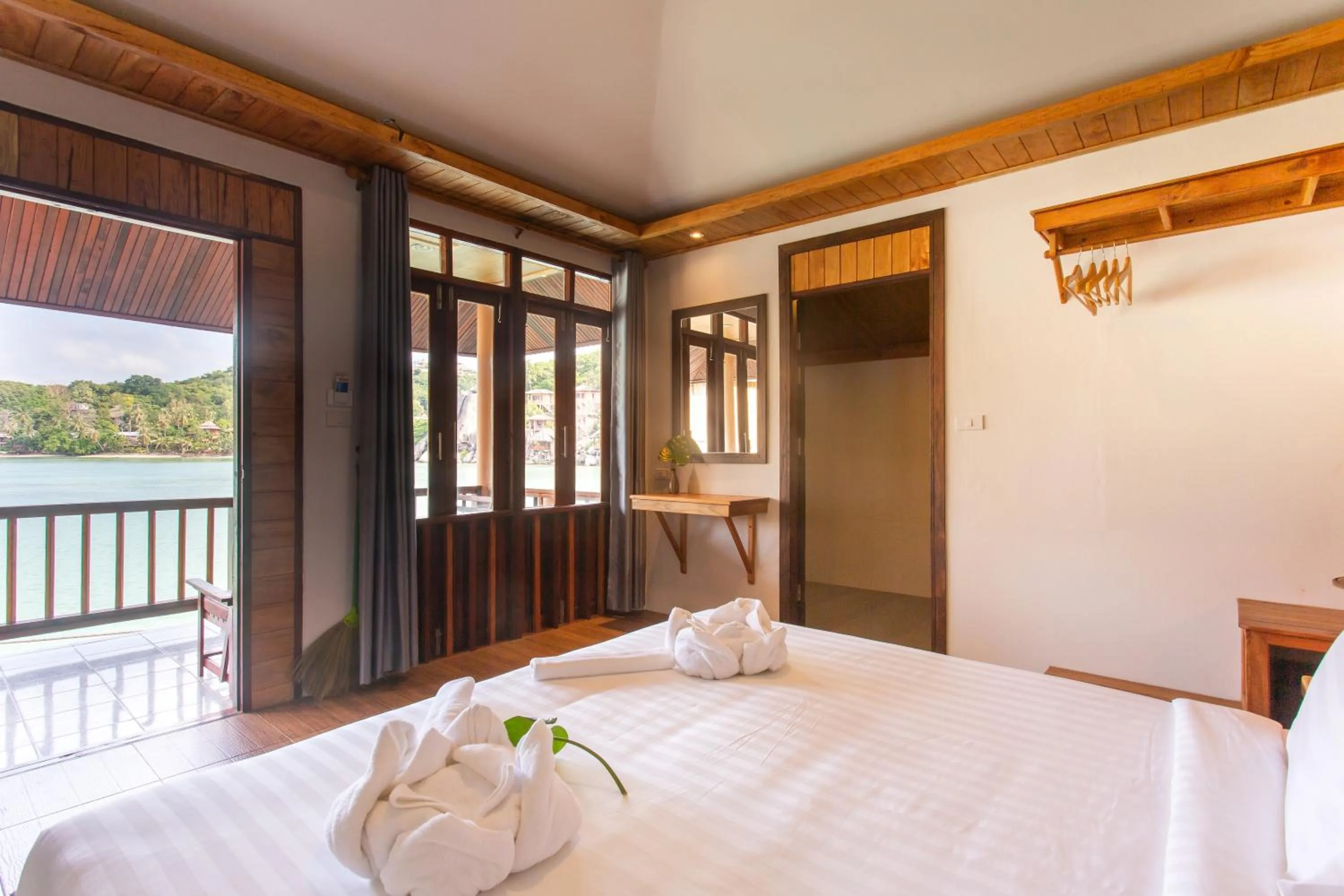 Superior House - Hillside (Free pick up and drop off at Mae Haad Pier) in Koh Tao Relax Freedom Beach Resort