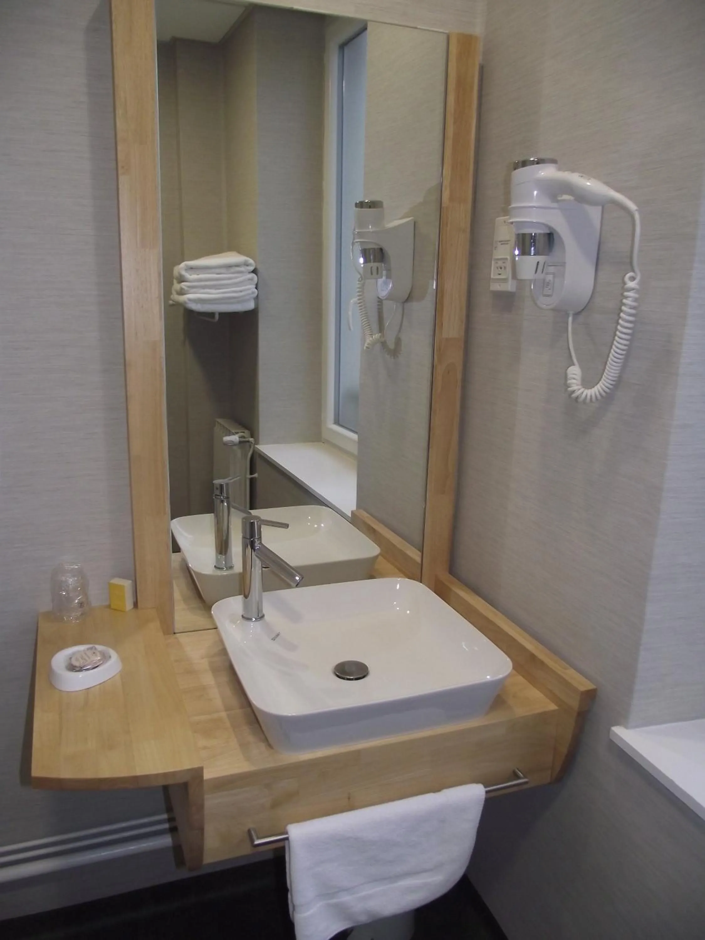 Triple Room in Logis Hotel des Bourbons Montluçon Climatisé