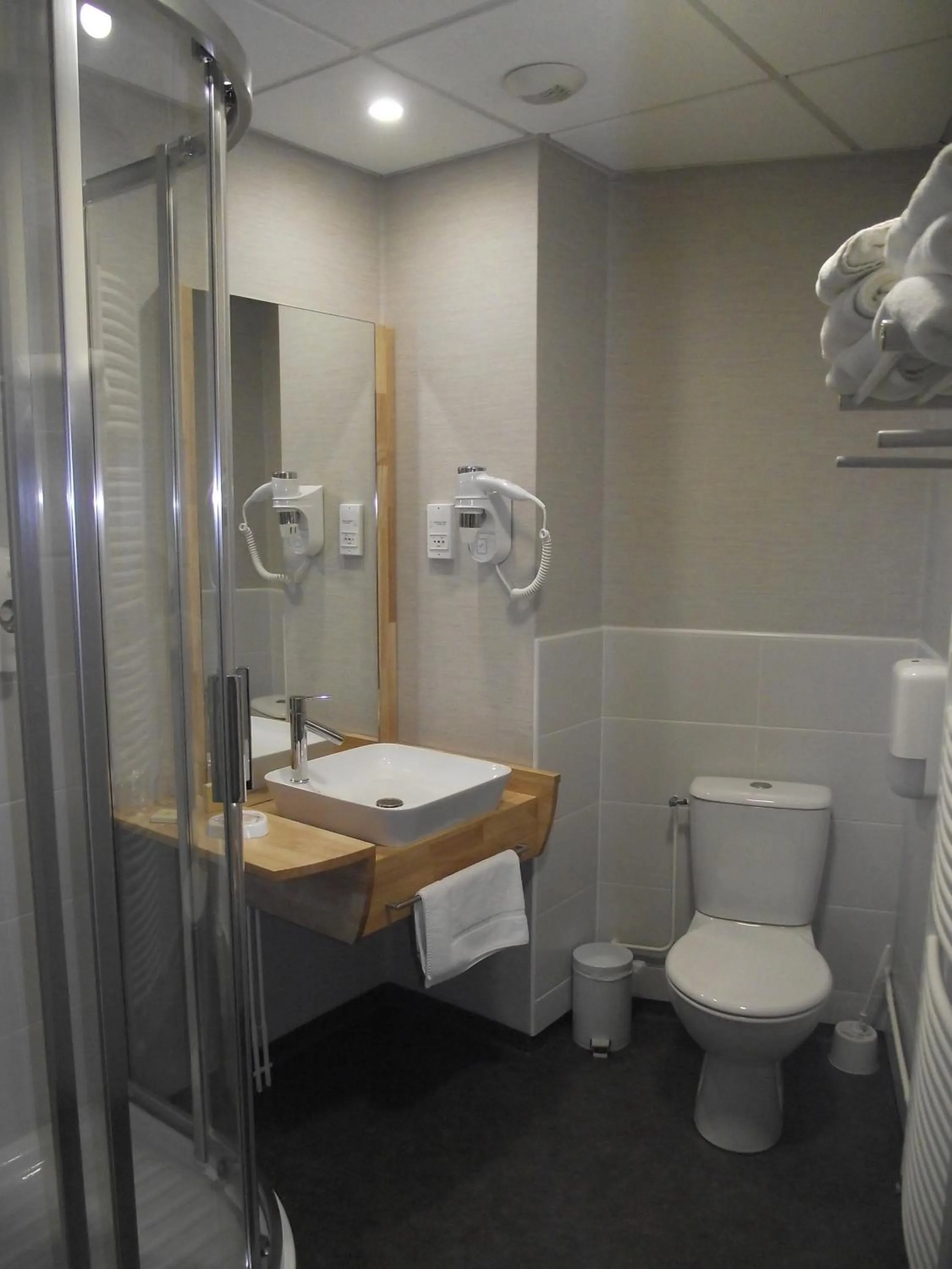 Quadruple Room in Logis Hotel des Bourbons Montluçon Climatisé