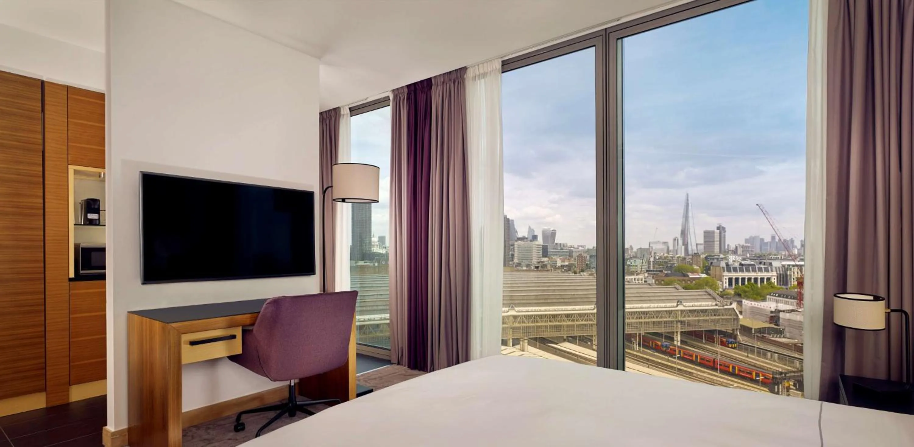 Executive Studio - City View in Park Plaza County Hall London