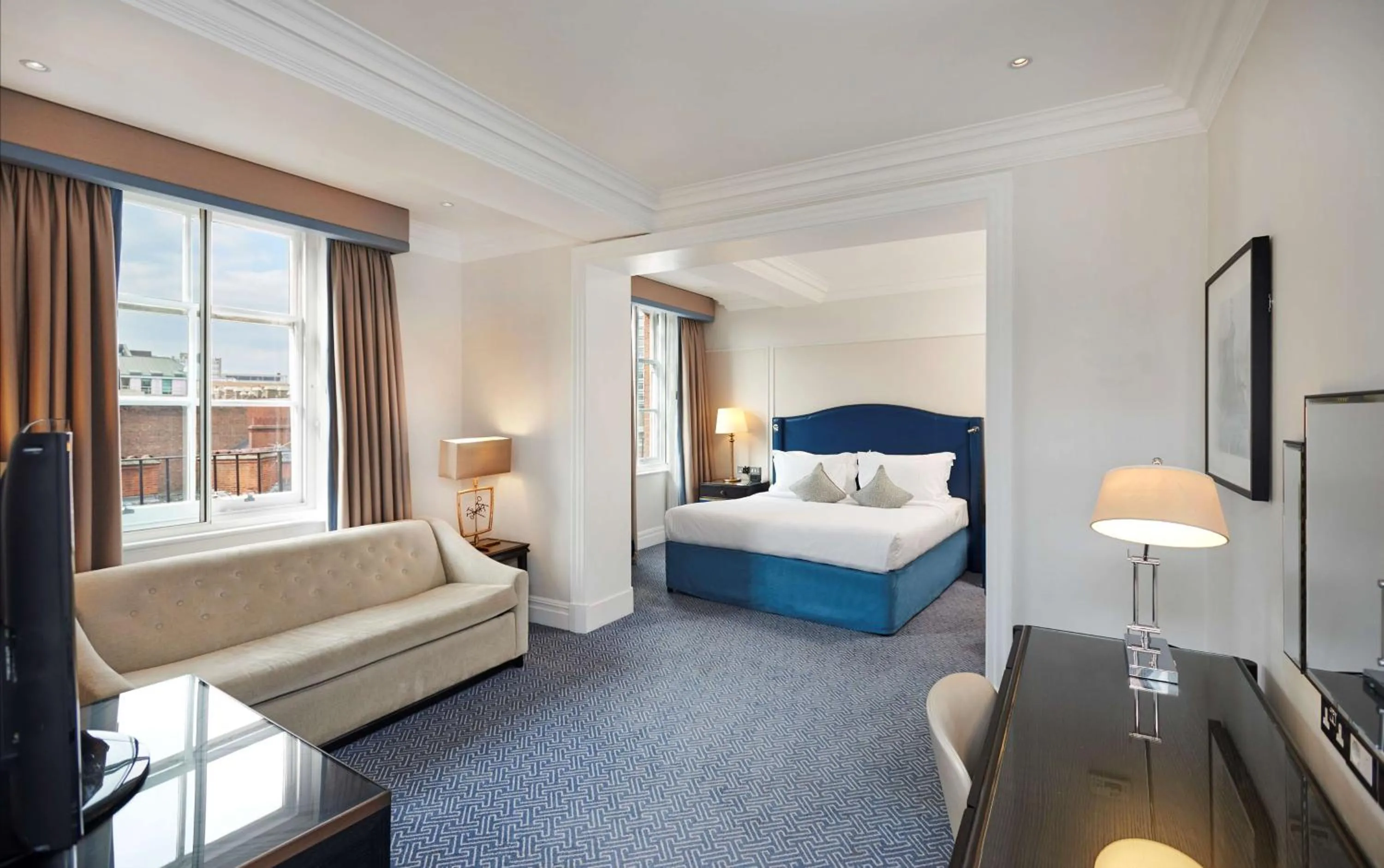 Junior King Suite - Lounge Access in The Waldorf Hilton