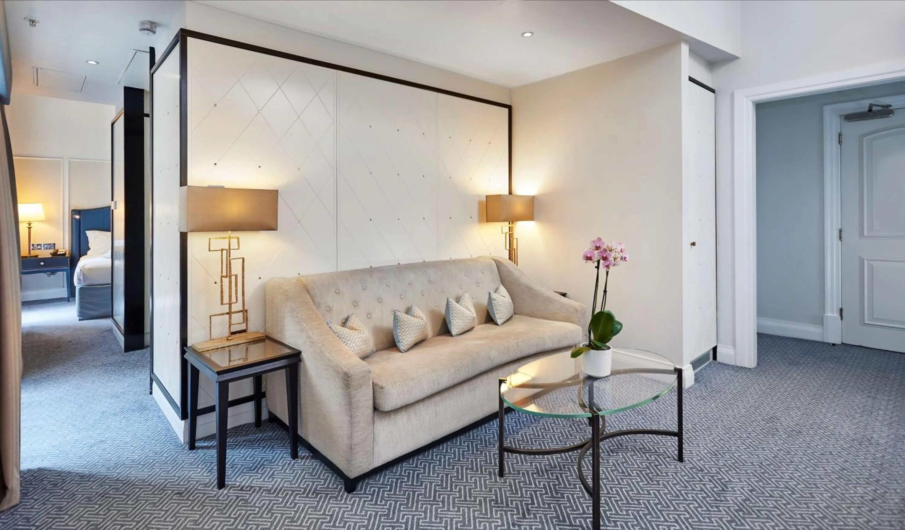 Hilton Executive Suite with Lounge Access in The Waldorf Hilton