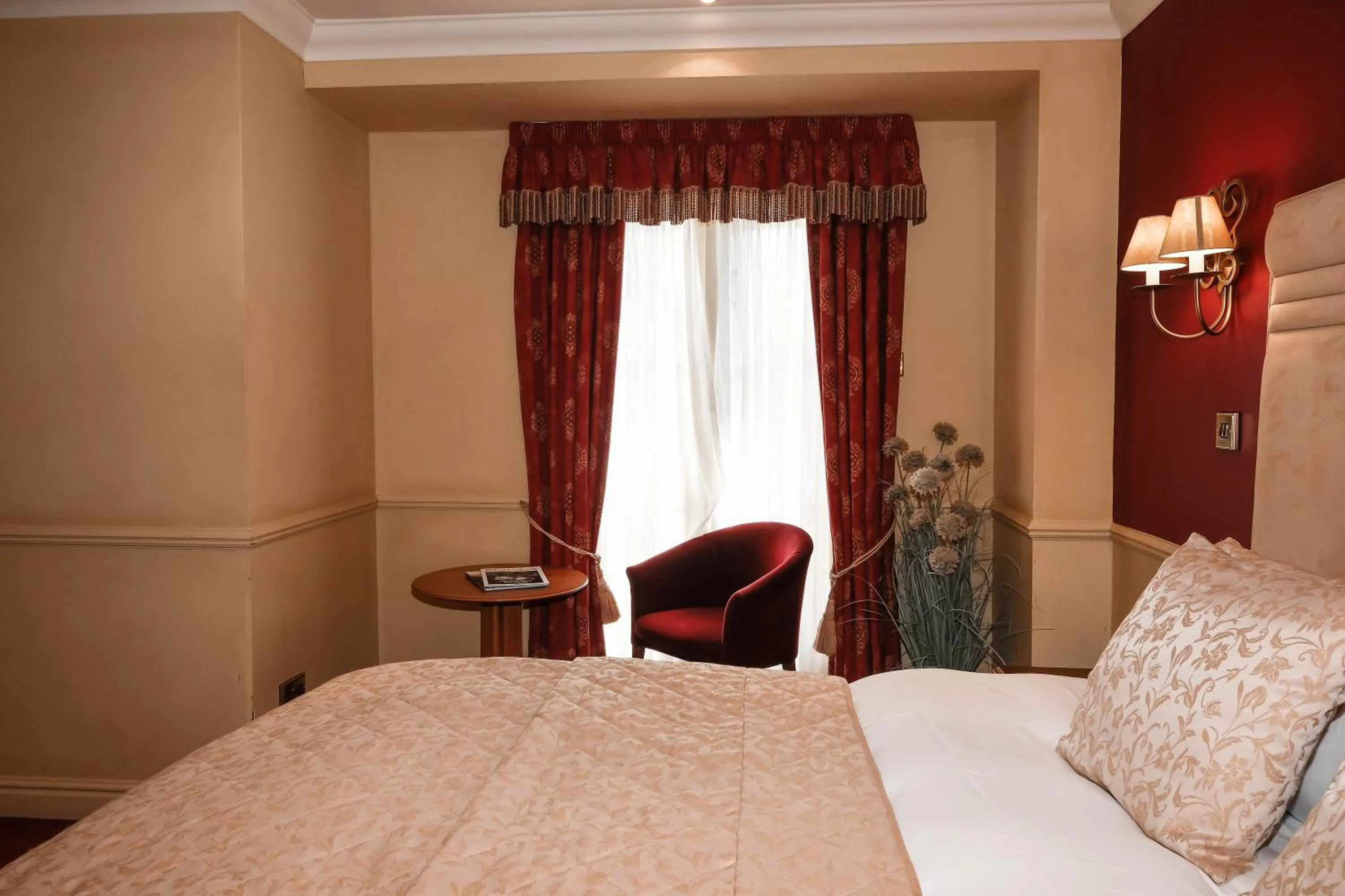 Deluxe Queen Room in York Pavilion Hotel, Sure Hotel Collection by Best Western