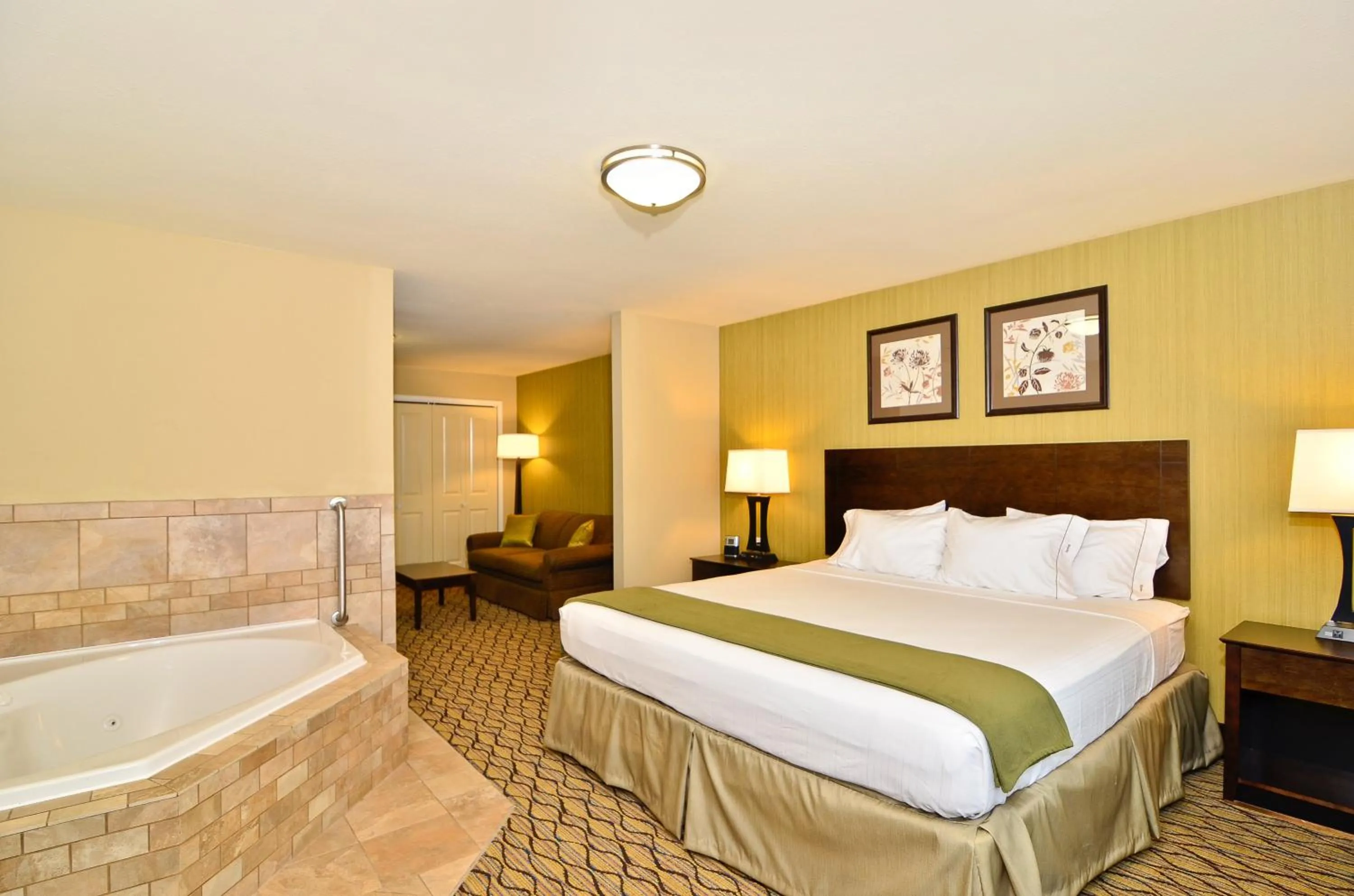 King Room - Non-Smoking in Holiday Inn Express & Suites - Williston by IHG