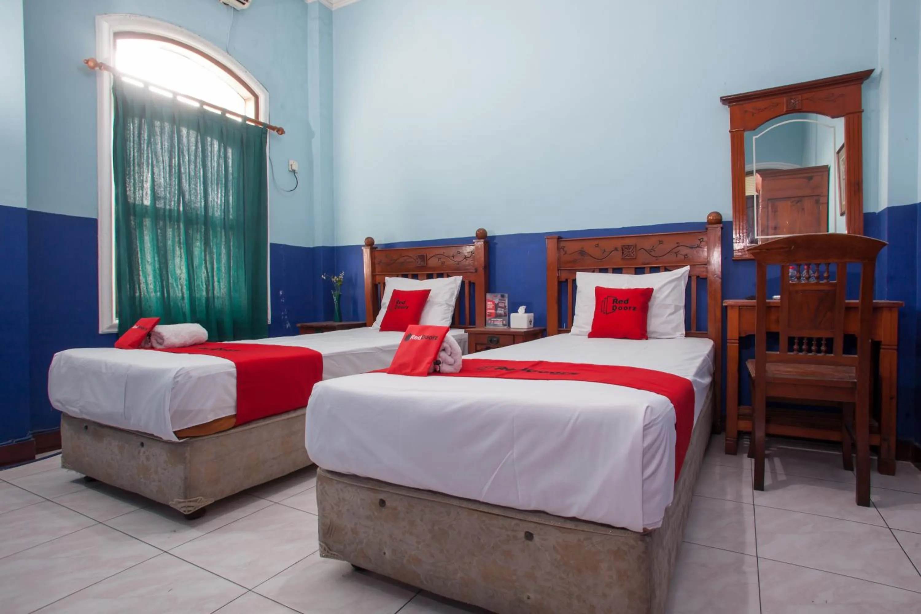 Twin Room in RedDoorz @ Genteng Surabaya 2