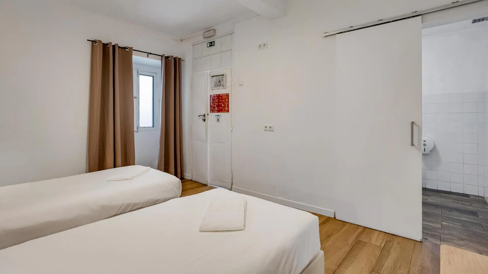 Single Room with Private Bathroom in Hostel Casa d'Alagoa
